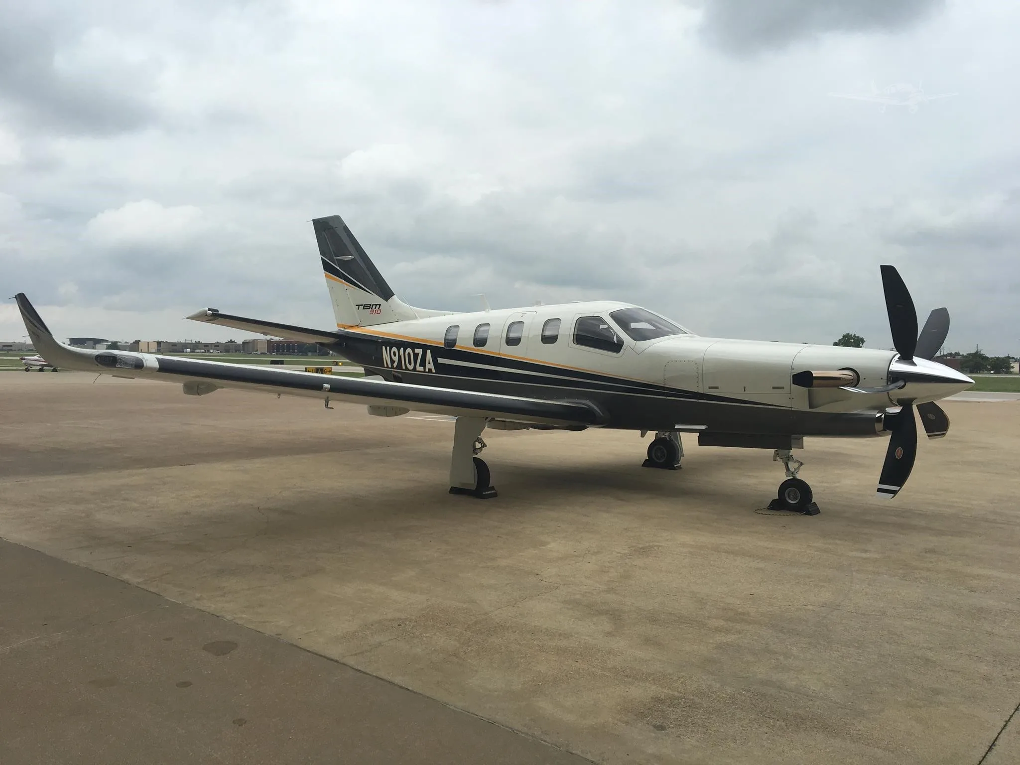 Exterior view of a 2017 DAHER TBM 910, N910ZA.