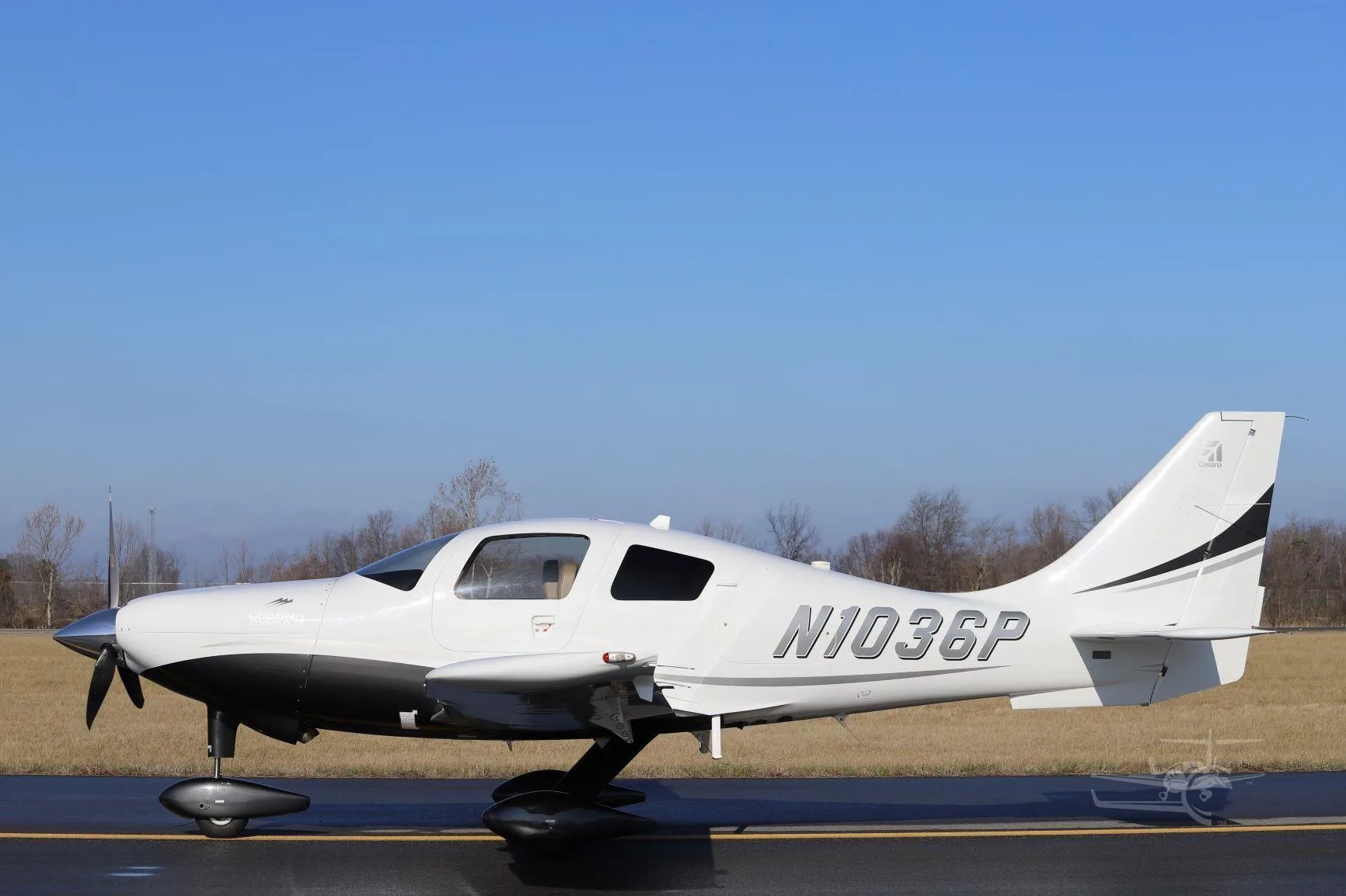 Exterior view of a 2009 CESSNA 400, N1036P.