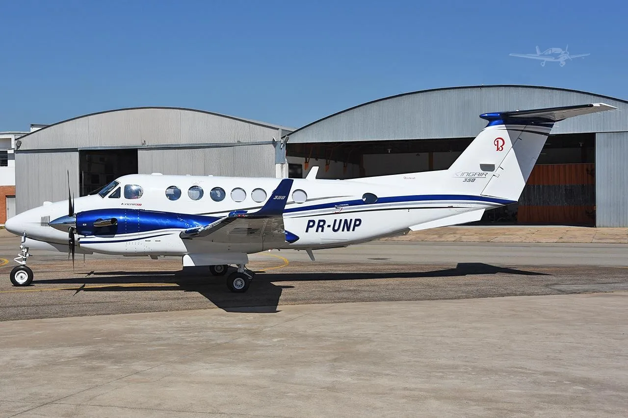 Exterior view of a 1999 BEECHCRAFT KING AIR 350, PR-UNP.
