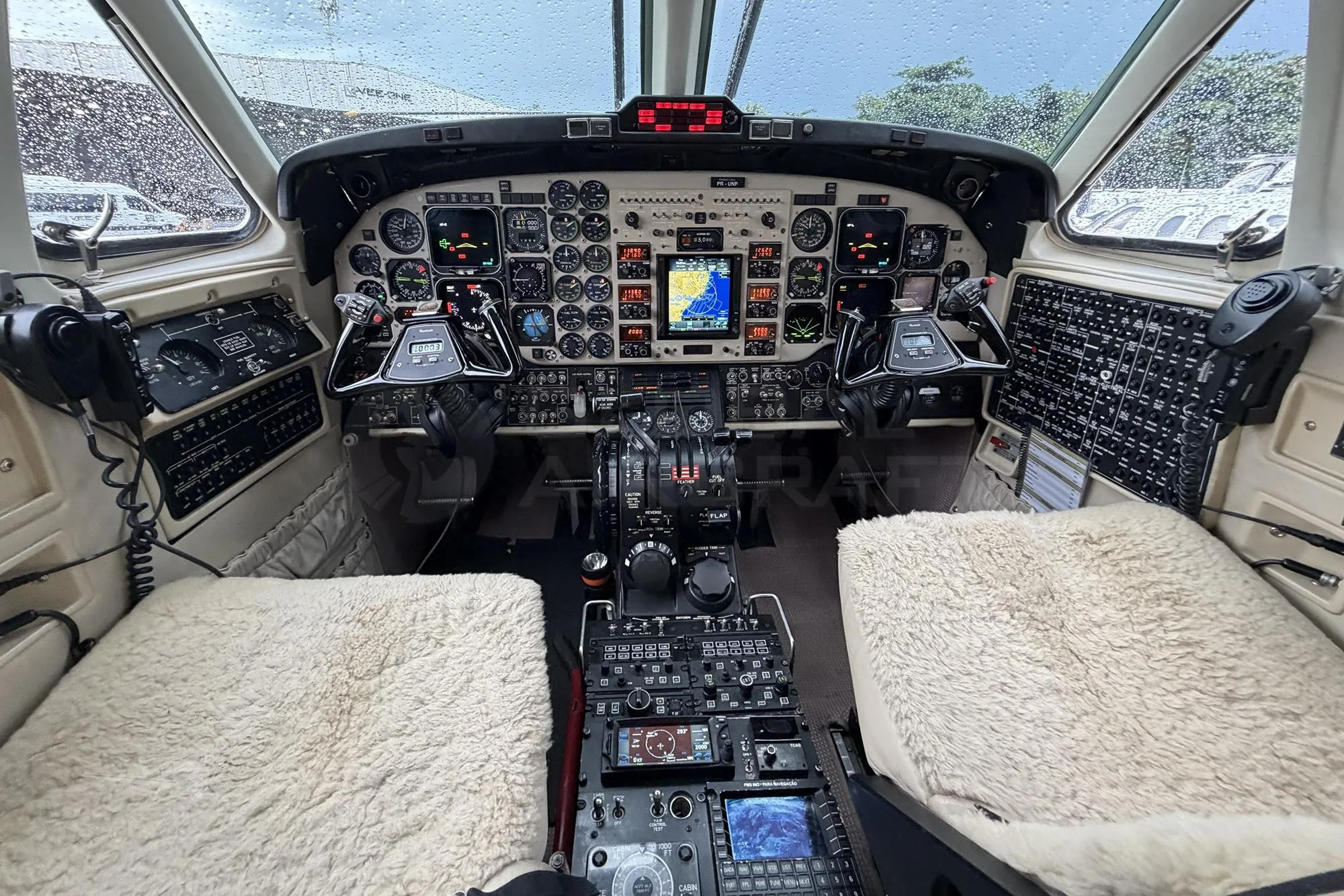Cockpit and instrument panel of a 1999 BEECHCRAFT KING AIR 350.