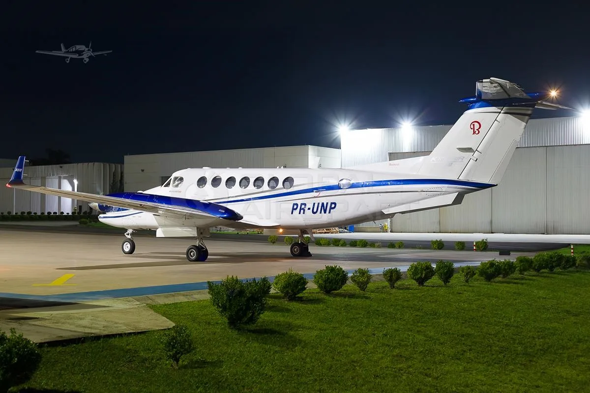 Exterior view of a 1999 BEECHCRAFT KING AIR 350, PR-UNP.