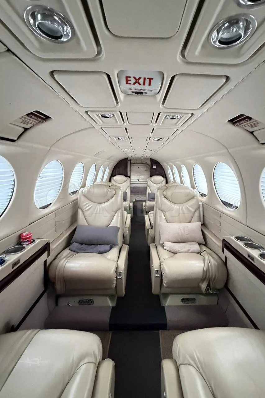 Cabin interior of a 1999 BEECHCRAFT KING AIR 350.