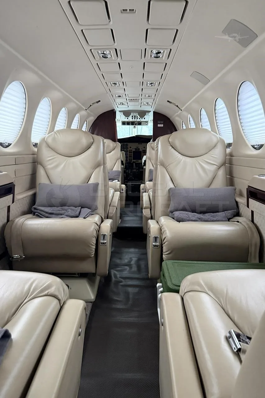 Cabin interior of a 1999 BEECHCRAFT KING AIR 350.