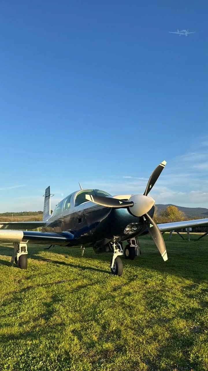 Exterior view of a 1981 MOONEY M20K 231, I-MUNI.