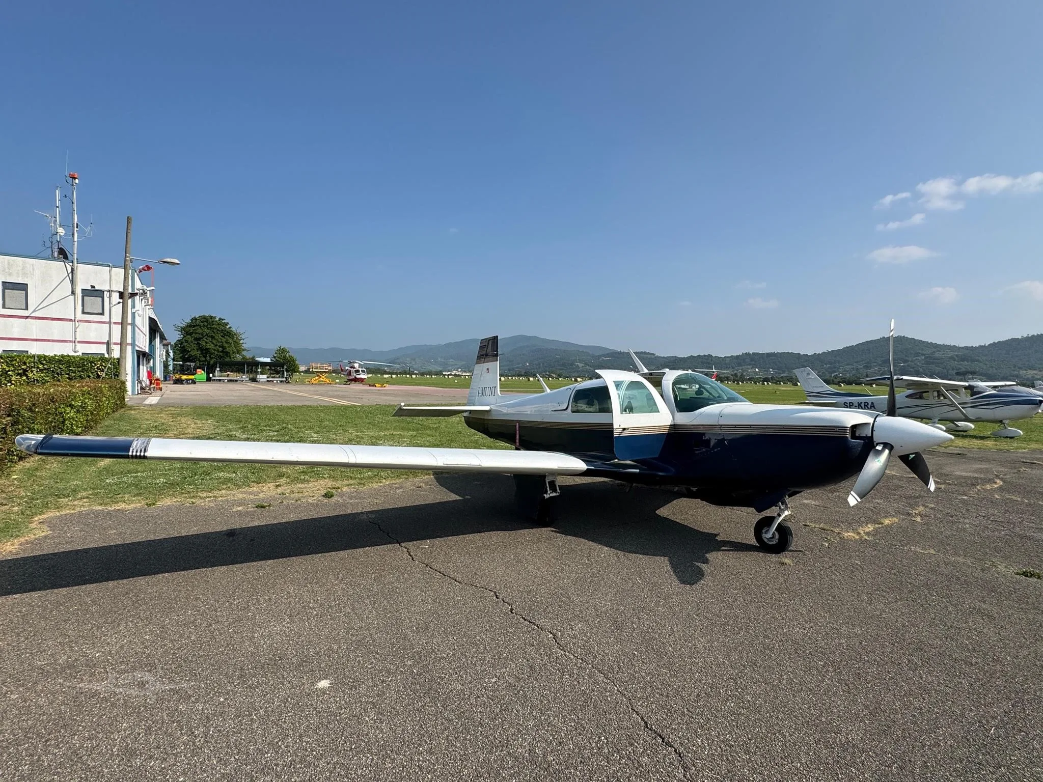 Exterior view of a 1981 MOONEY M20K 231, I-MUNI.