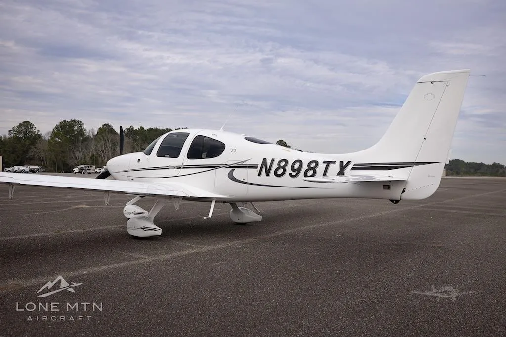 Exterior view of a 2019 CIRRUS SR20-G6, N898TX.