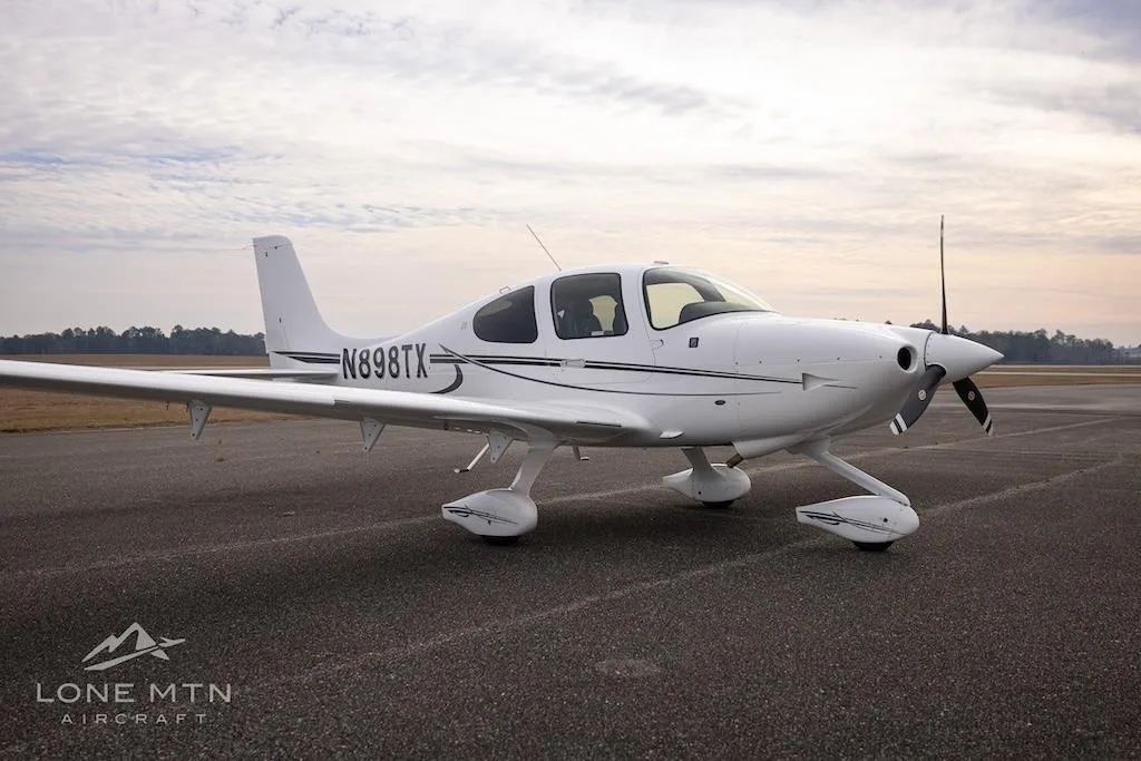 Exterior view of a 2019 CIRRUS SR20-G6, N898TX.