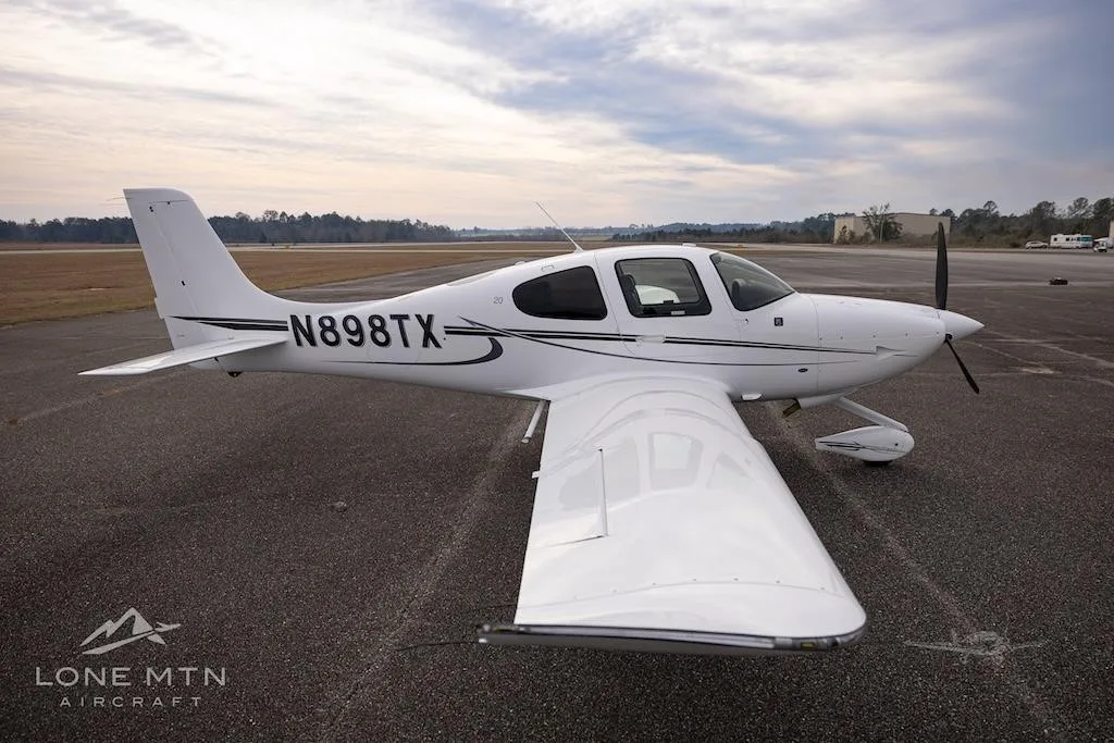 Exterior view of a 2019 CIRRUS SR20-G6, N898TX.