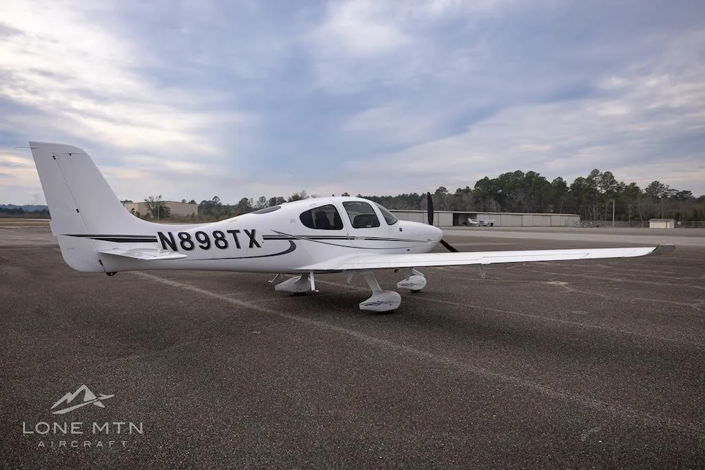 Exterior view of a 2019 CIRRUS SR20-G6, N898TX.