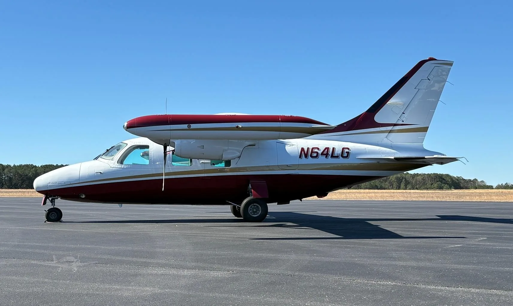 Exterior view of a 1972 MITSUBISHI MU 2K, N64LG.