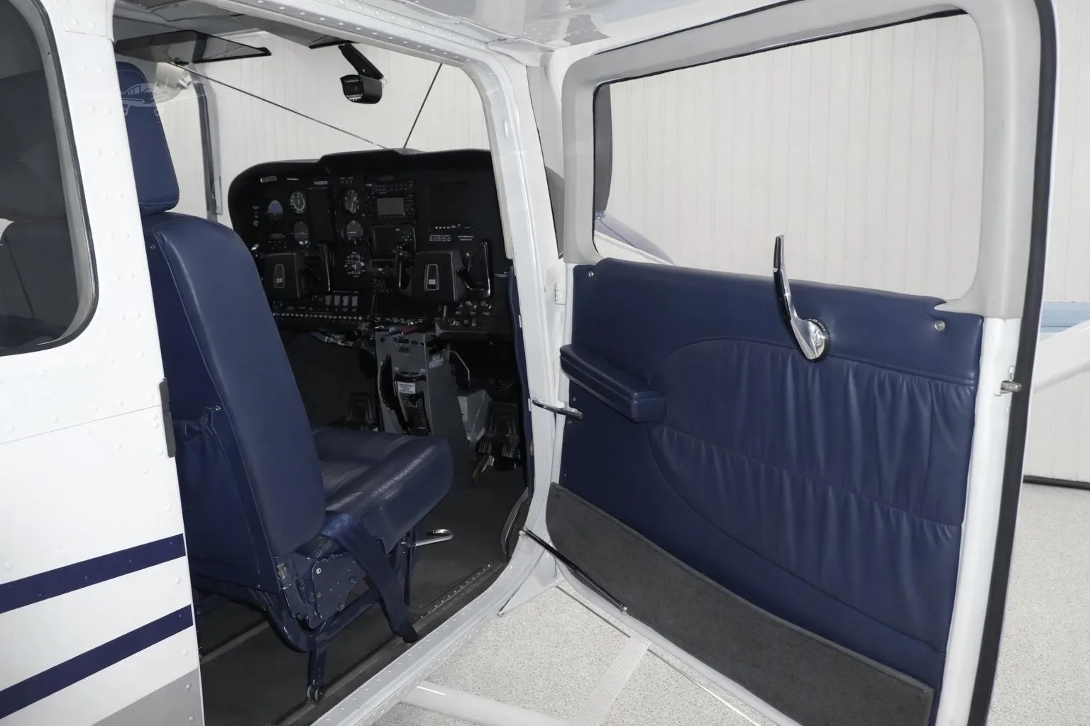 Cabin interior of a 1973 CESSNA 182P SKYLANE.