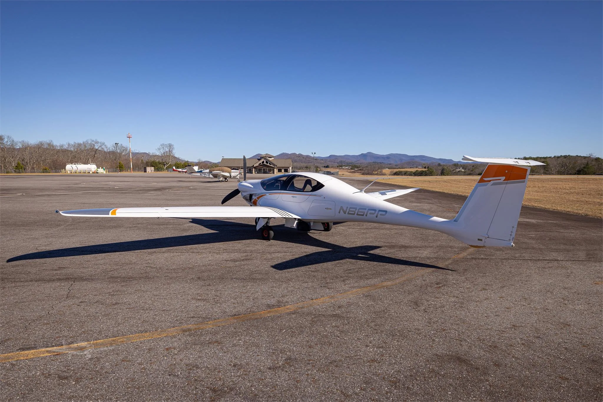 Exterior view of a 2021 PIPISTREL PANTHERA, N86PP.