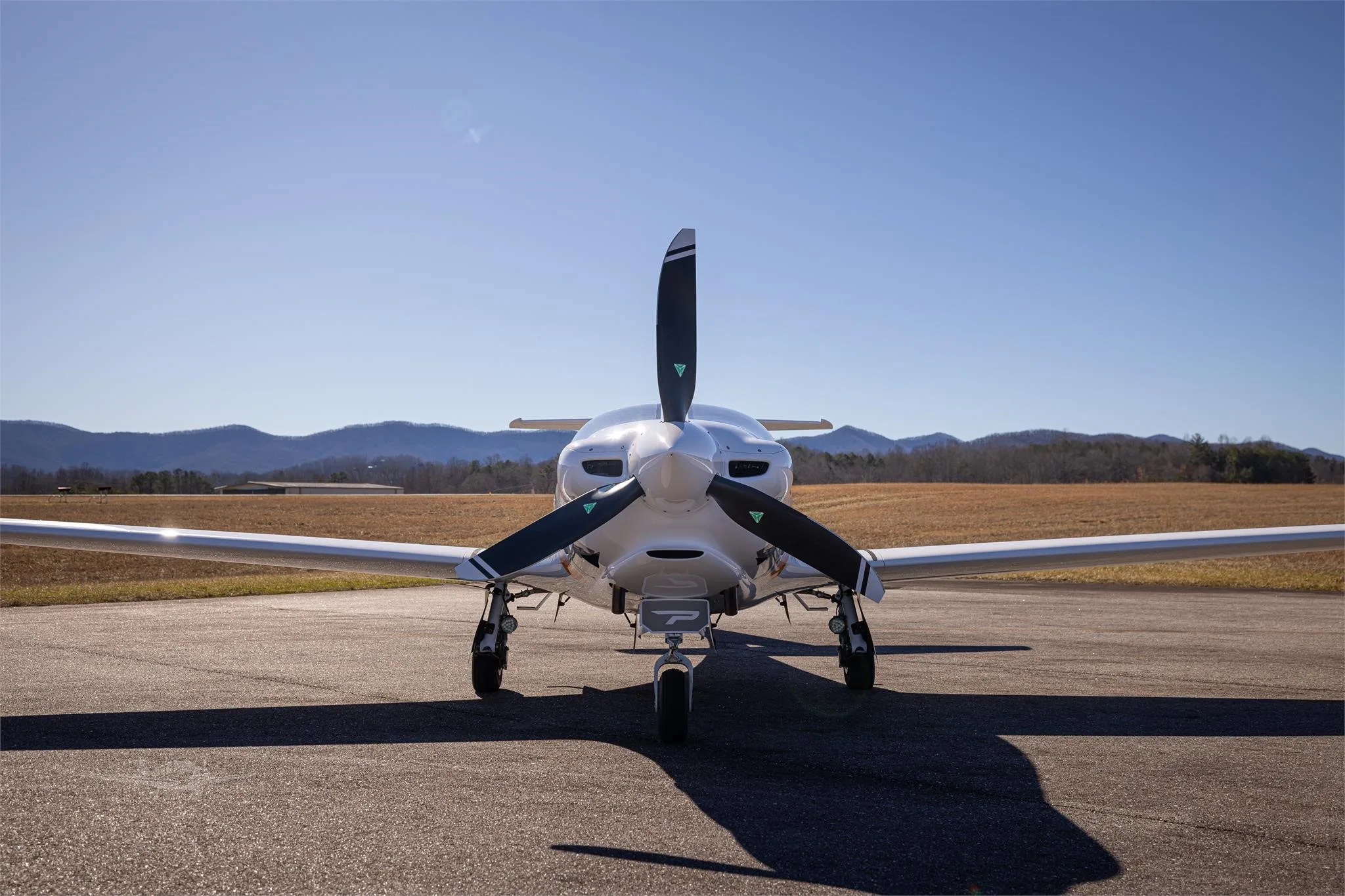 Exterior view of a 2021 PIPISTREL PANTHERA, N86PP.