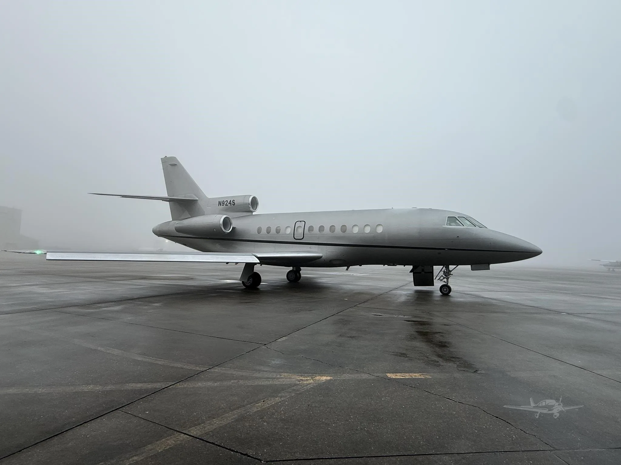 Exterior view of a 1995 DASSAULT FALCON 900B.
