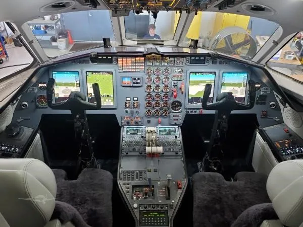 Cockpit and instrument panel of a 1995 DASSAULT FALCON 900B.