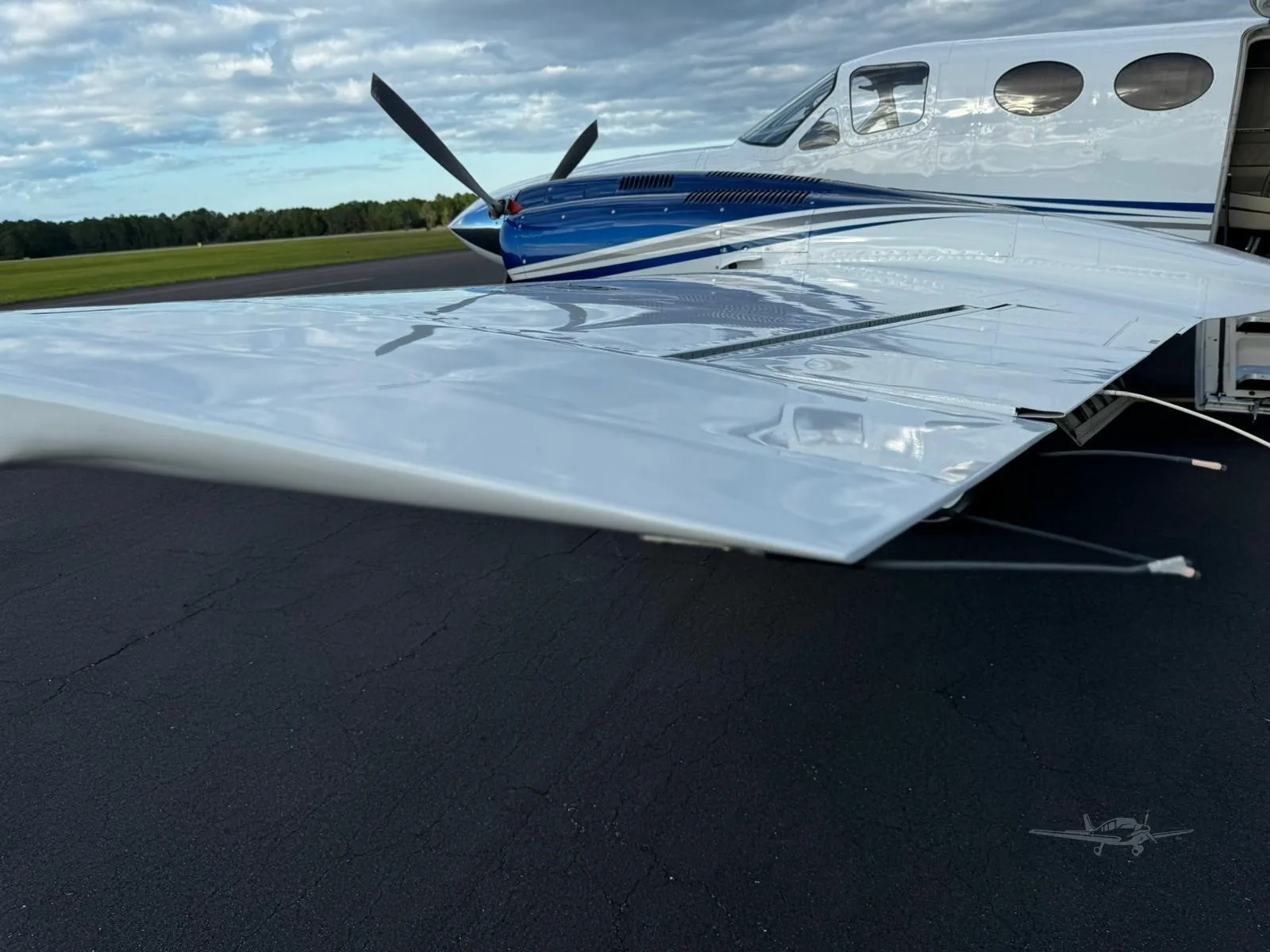Exterior view of a 1977 CESSNA 421C, N762TB.