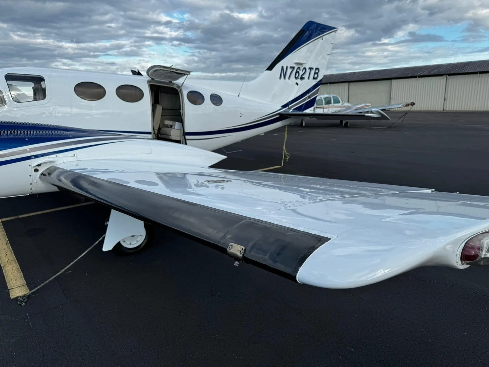 Exterior view of a 1977 CESSNA 421C, N762TB.