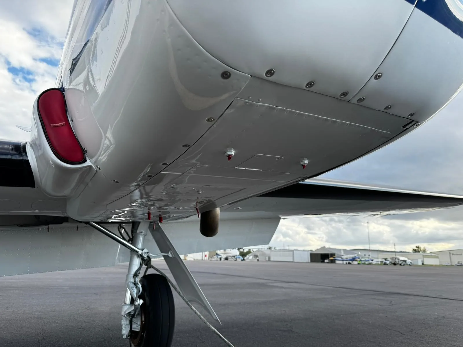 Exterior view of a 1977 CESSNA 421C, N762TB.