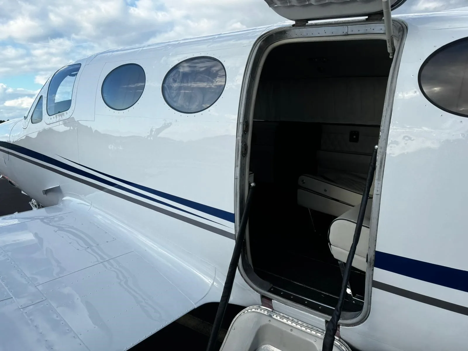 Exterior view of a 1977 CESSNA 421C, N762TB.