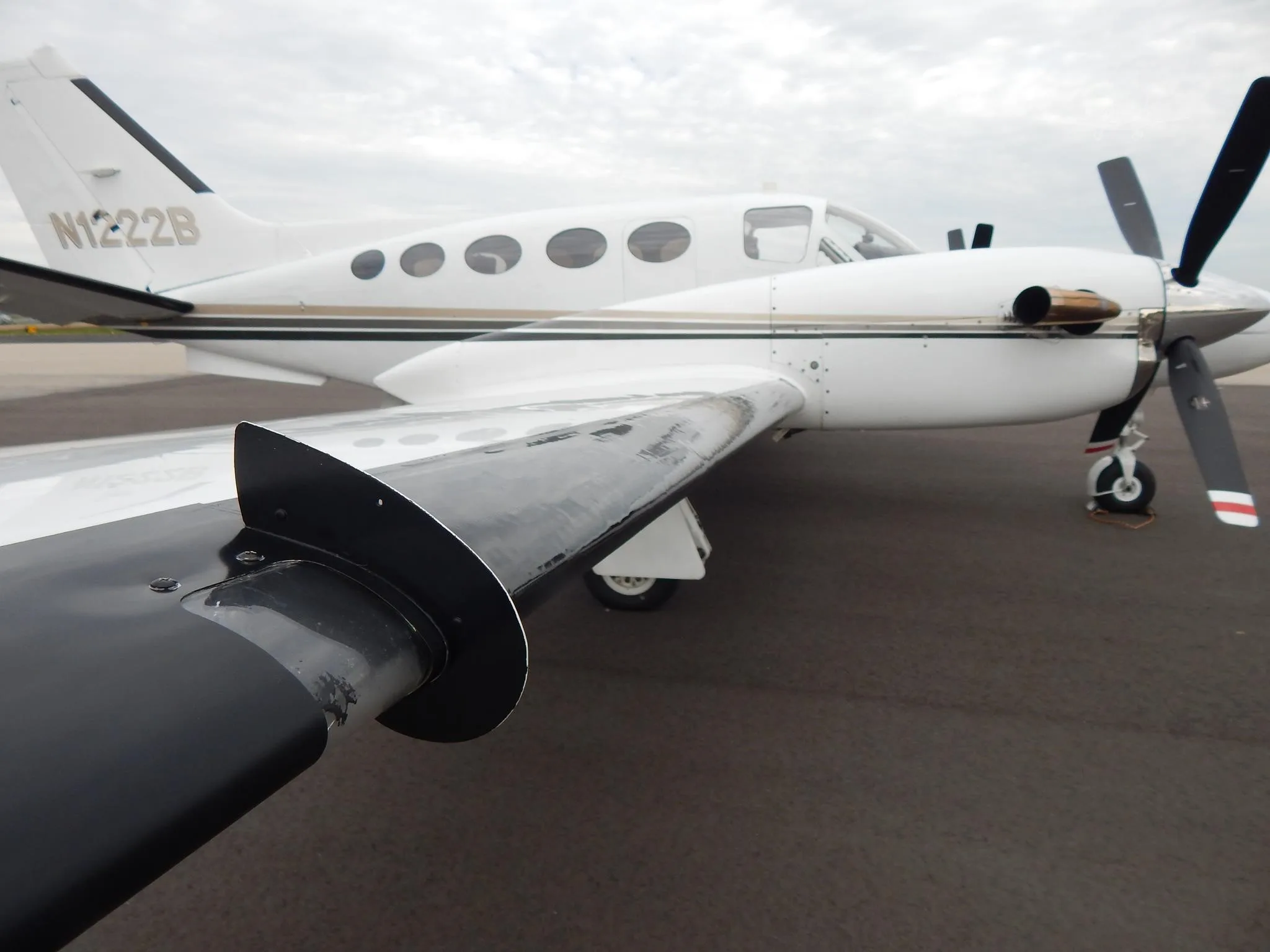 Exterior view of a 1981 CESSNA CONQUEST I, N1222B.