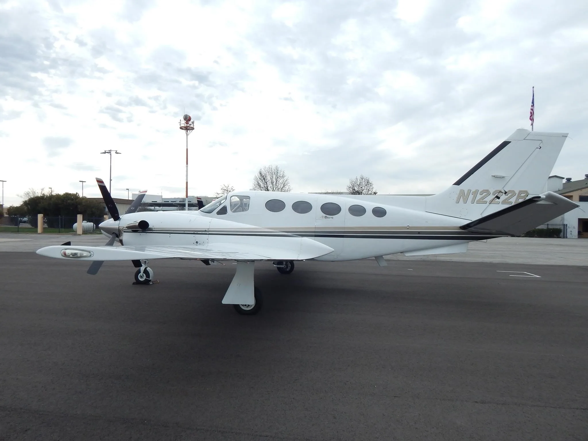 Exterior view of a 1981 CESSNA CONQUEST I, N1222B.