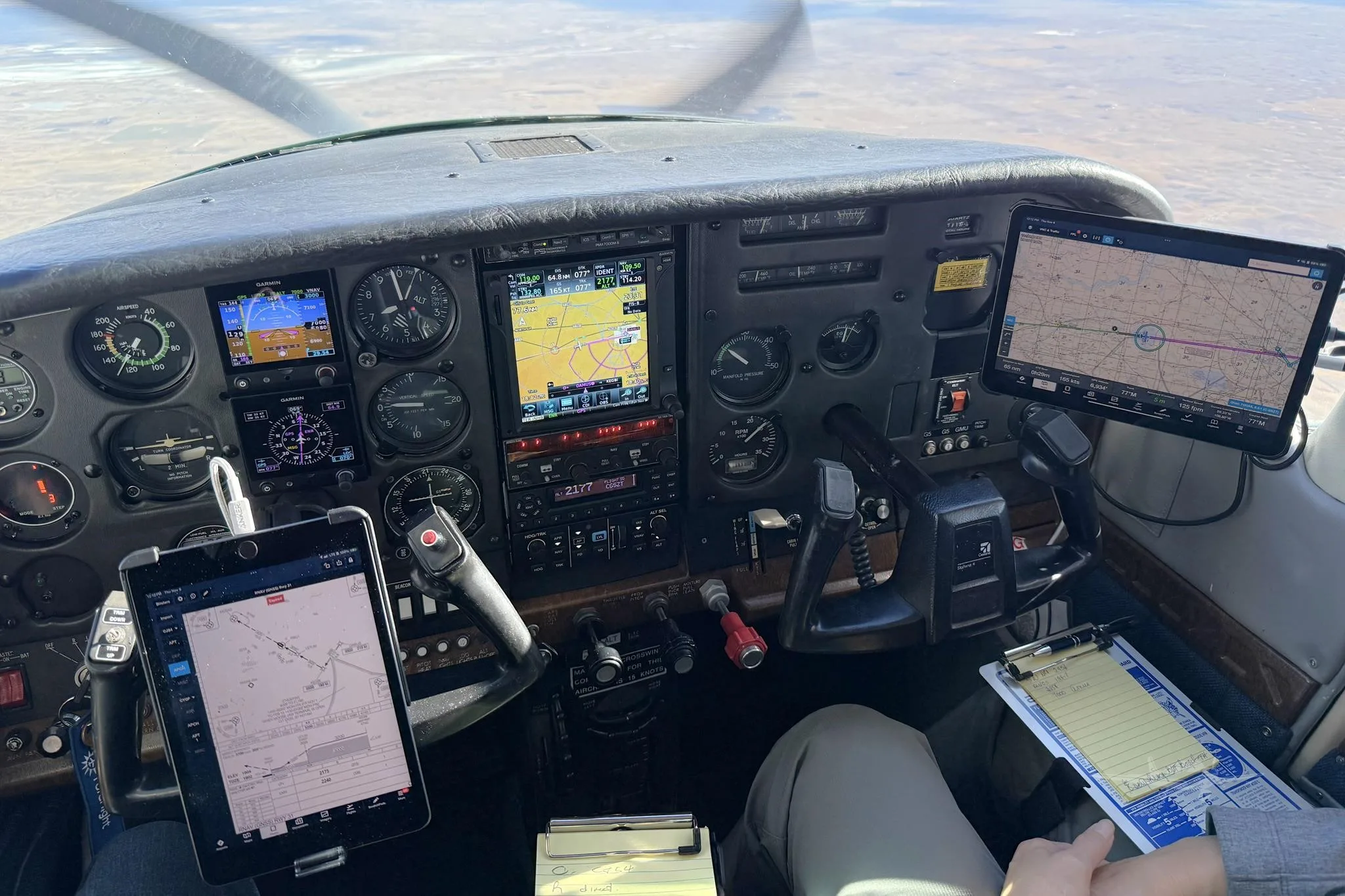 Avionics suite of a 1983 CESSNA 182R SKYLANE.