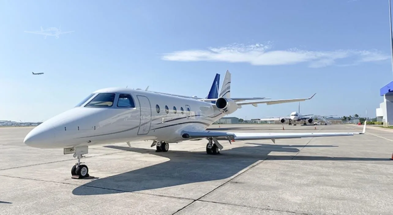 Exterior view of a 2016 GULFSTREAM G150, VT-PLV.
