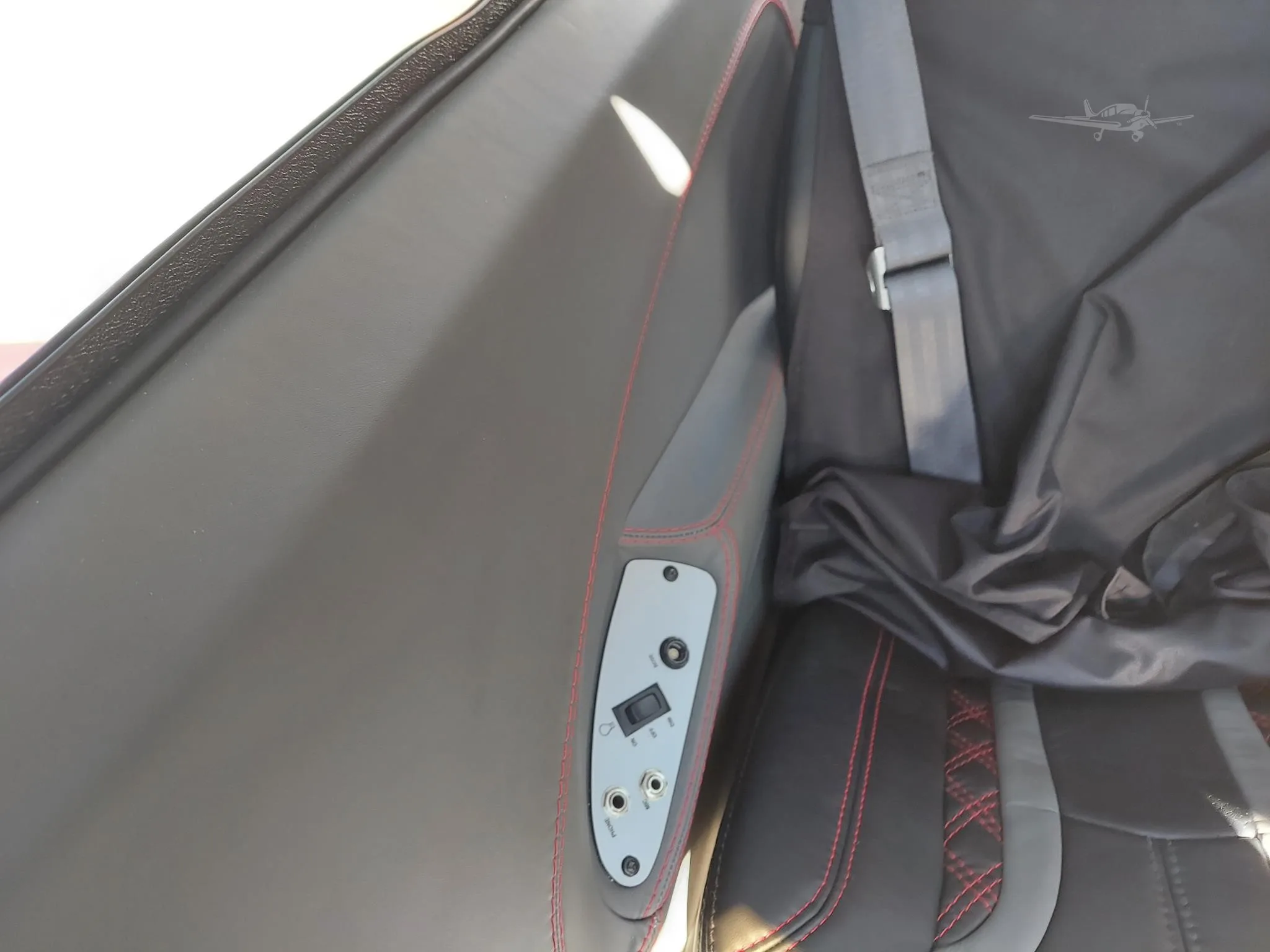 Cabin interior of a 2009 MOONEY ACCLAIM TYPE S.