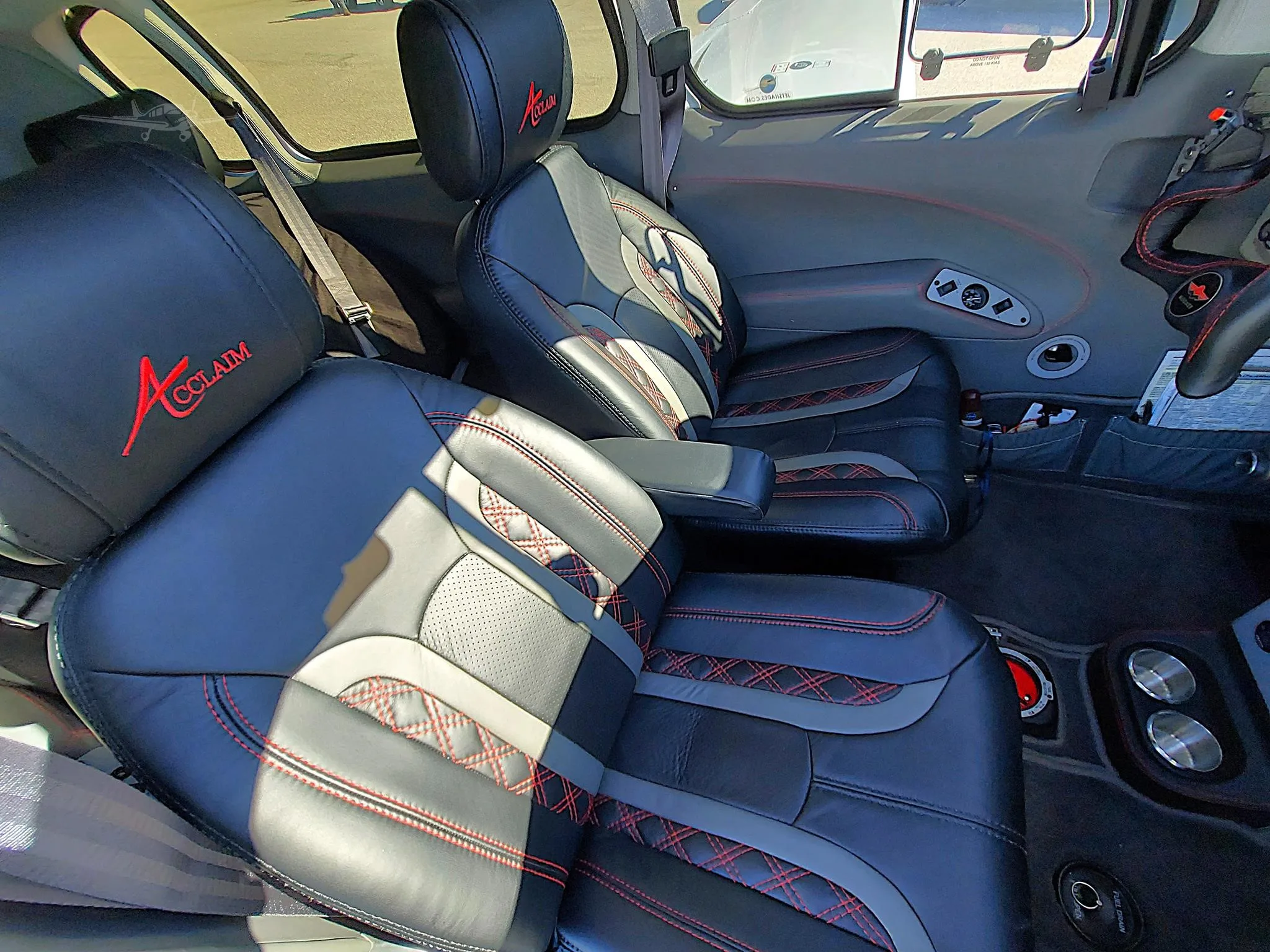 Cabin interior of a 2009 MOONEY ACCLAIM TYPE S.