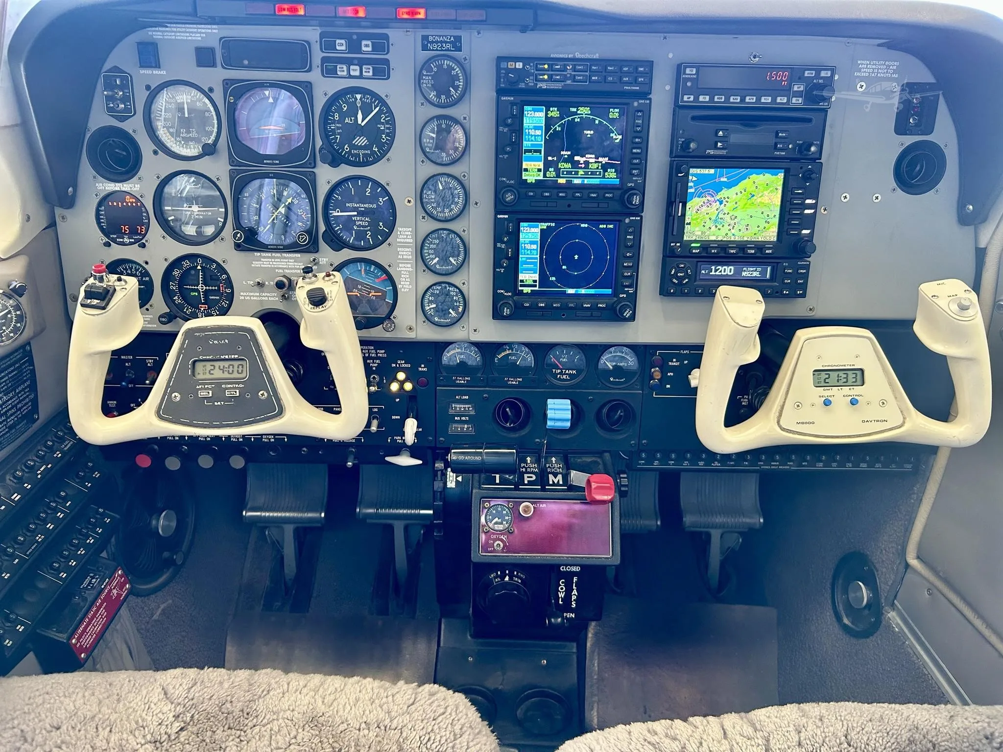 Cockpit and instrument panel of a 2004 BEECHCRAFT A36 BONANZA.
