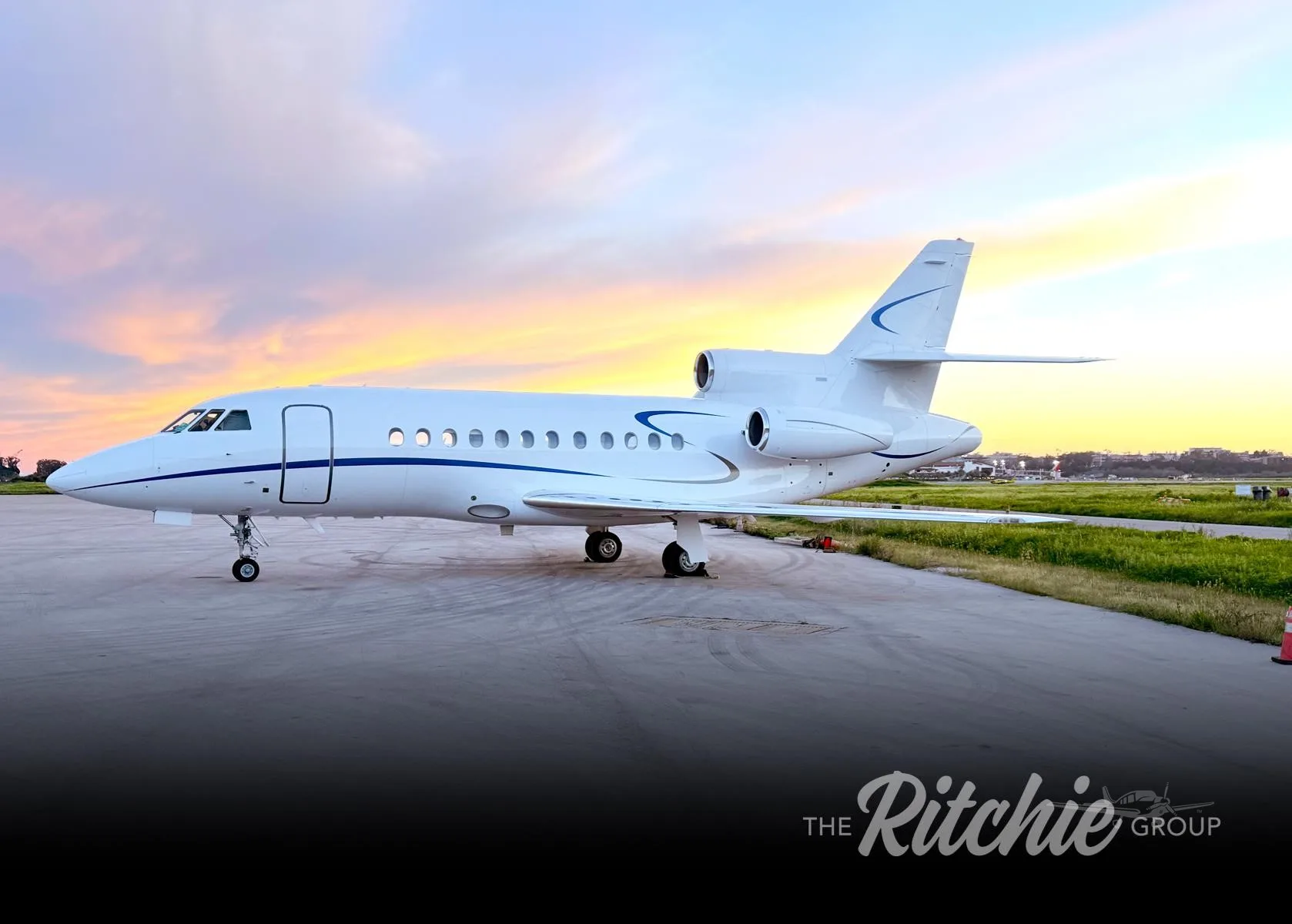 Exterior view of a 1993 DASSAULT FALCON 900B.