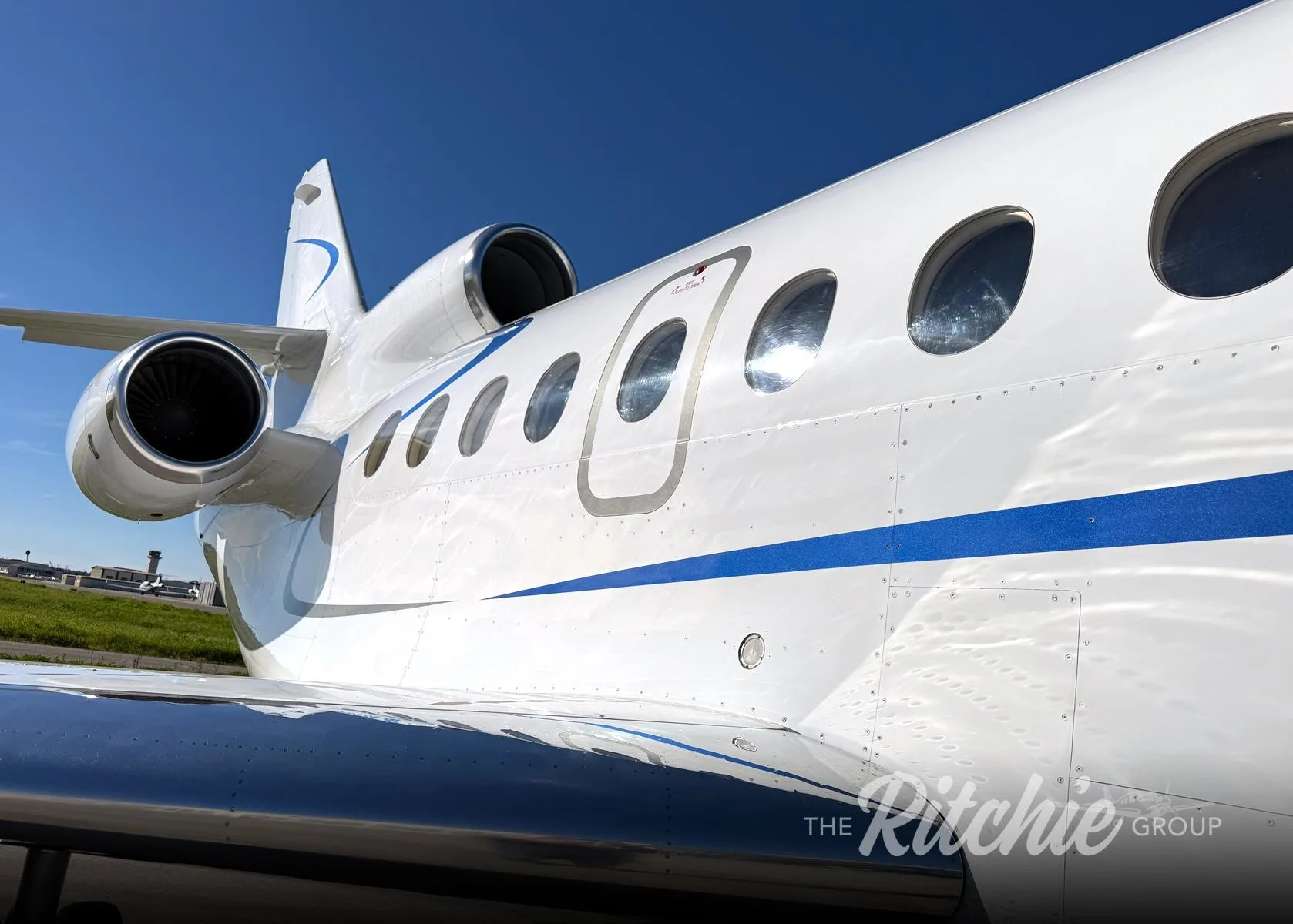 Exterior view of a 1993 DASSAULT FALCON 900B.
