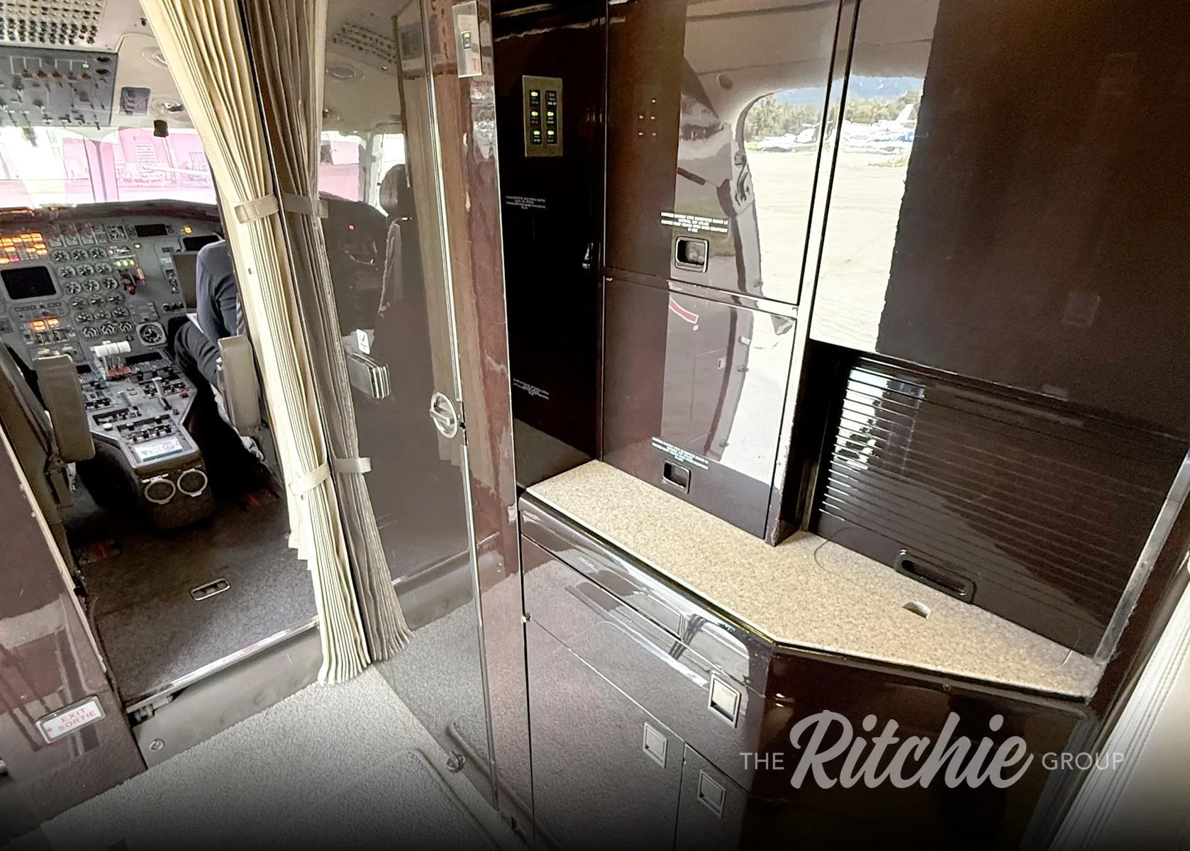 Cabin interior of a 1993 DASSAULT FALCON 900B.