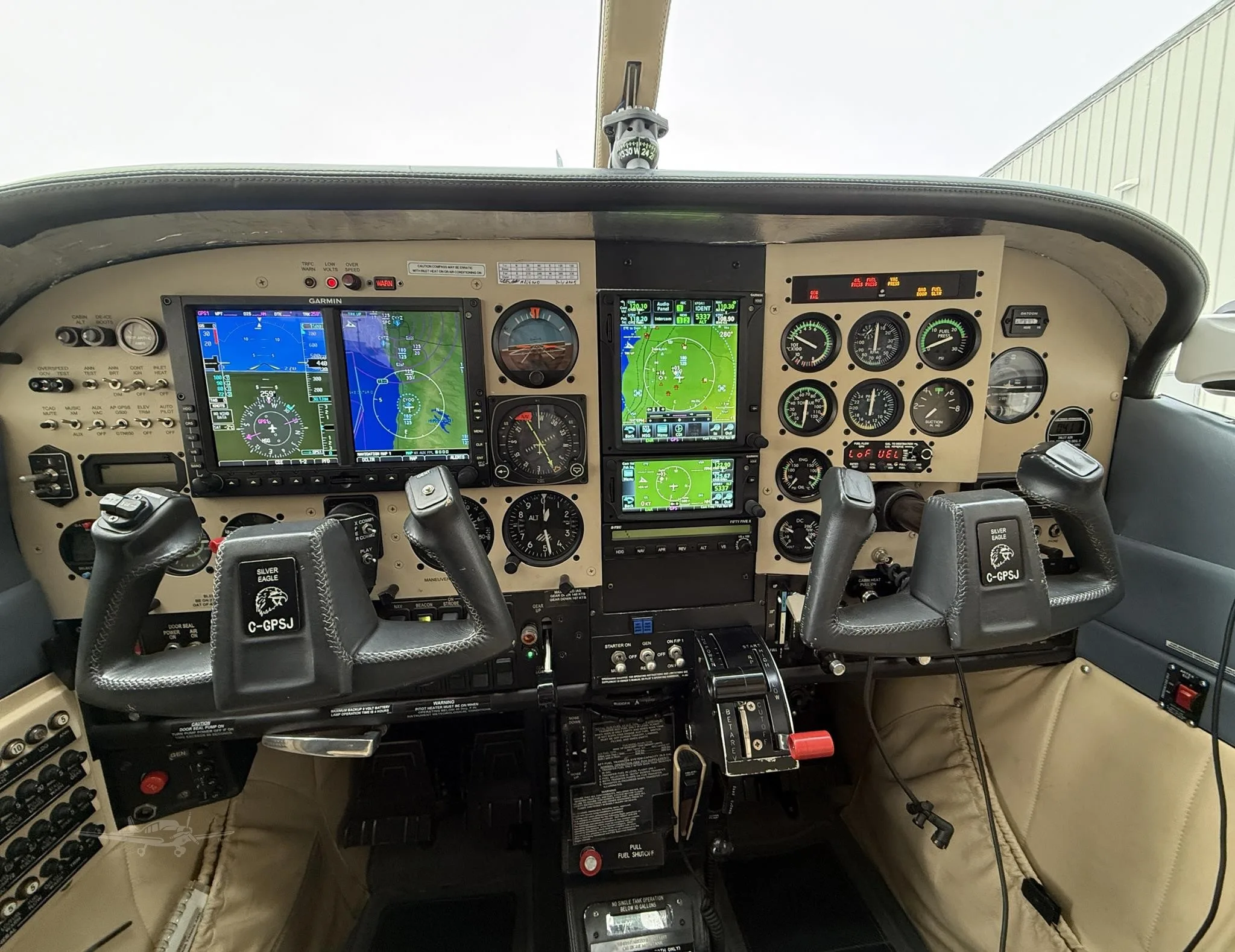 Avionics suite of a 1978 CESSNA P210 SILVER EAGLE.