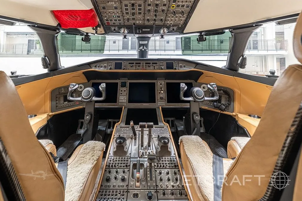 Cockpit and instrument panel of a 2017 BOMBARDIER GLOBAL 6000.