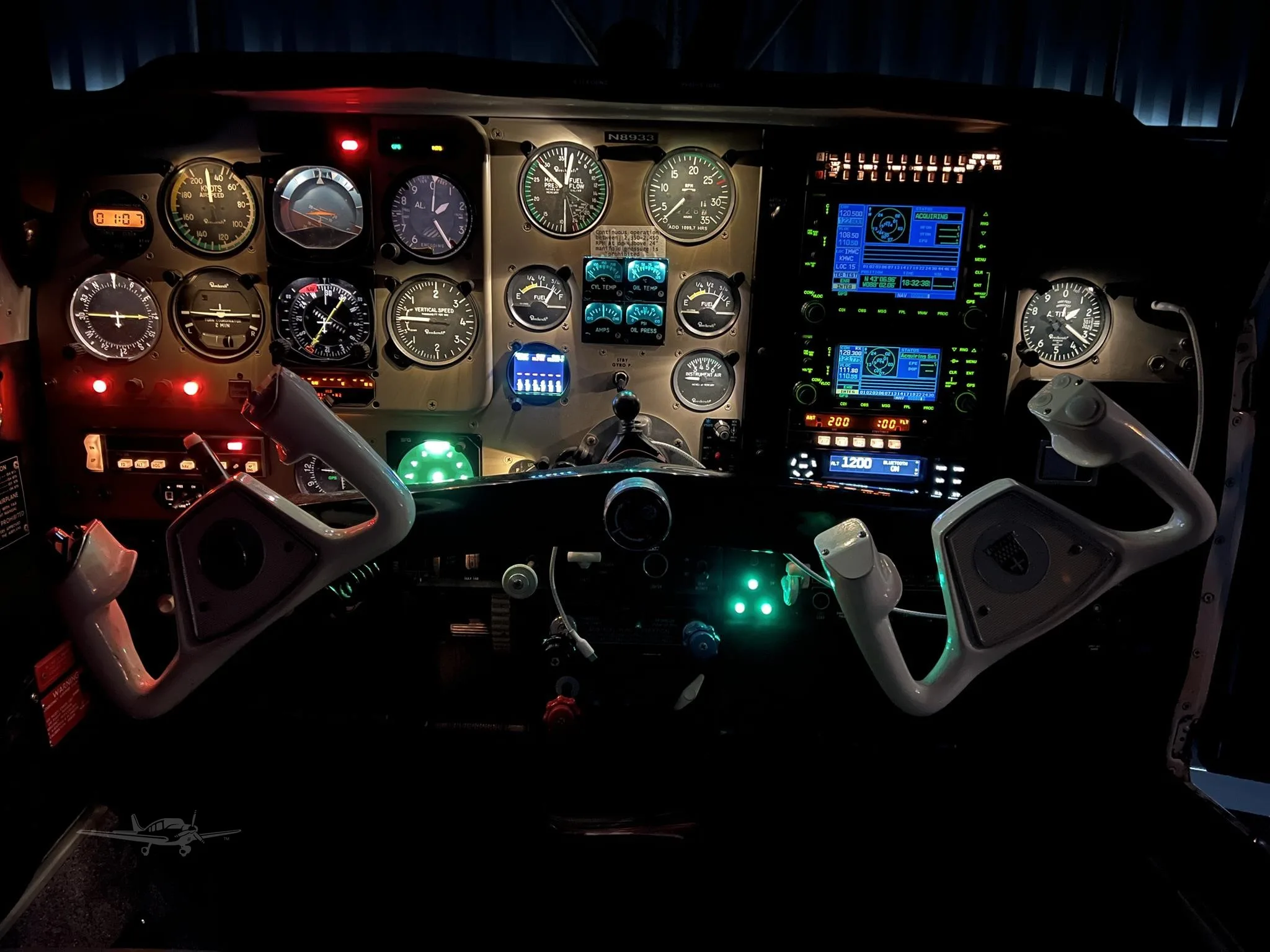 Cockpit and instrument panel of a 1989 BEECHCRAFT F33A BONANZA.