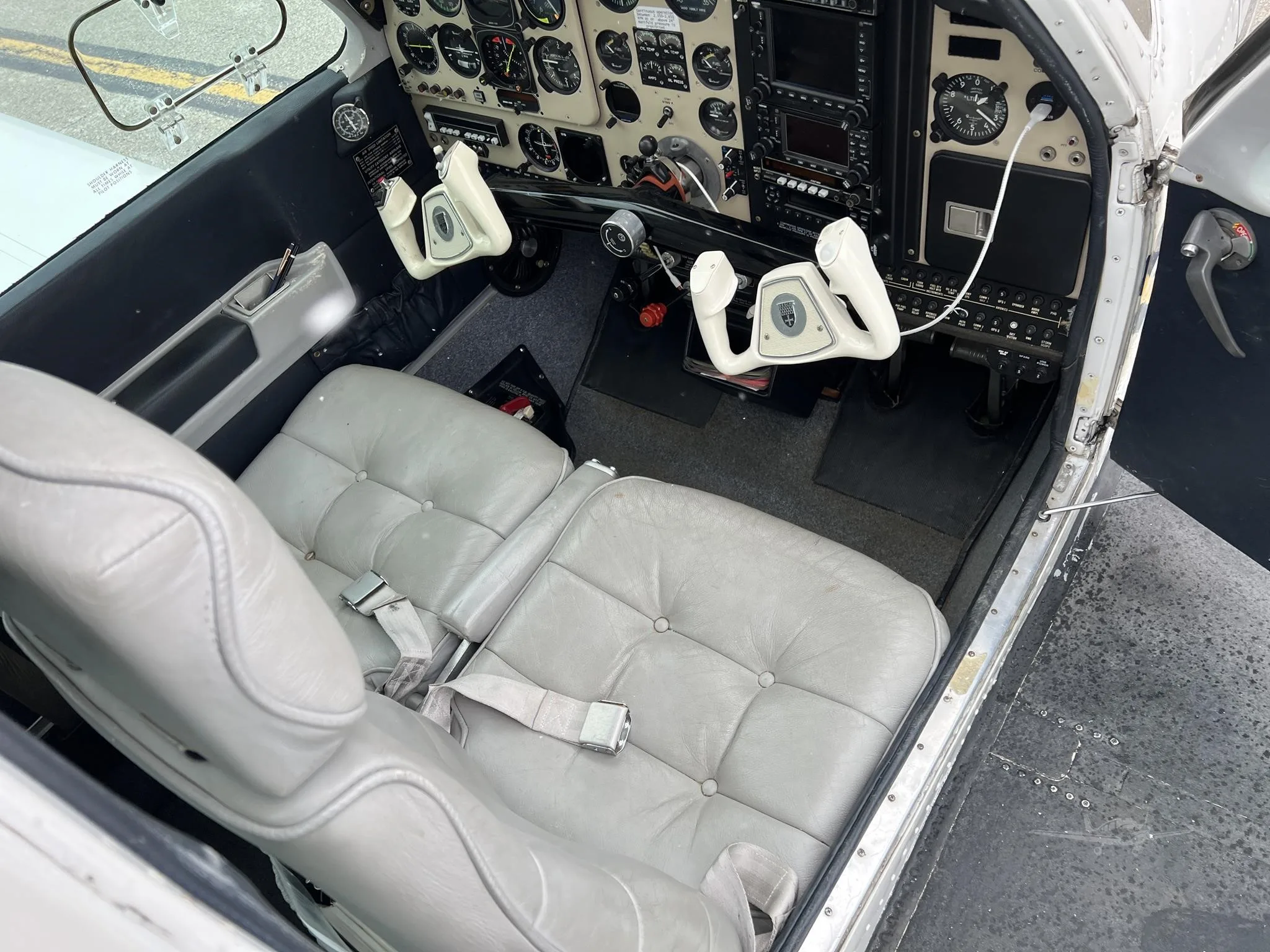 Cockpit and instrument panel of a 1989 BEECHCRAFT F33A BONANZA.