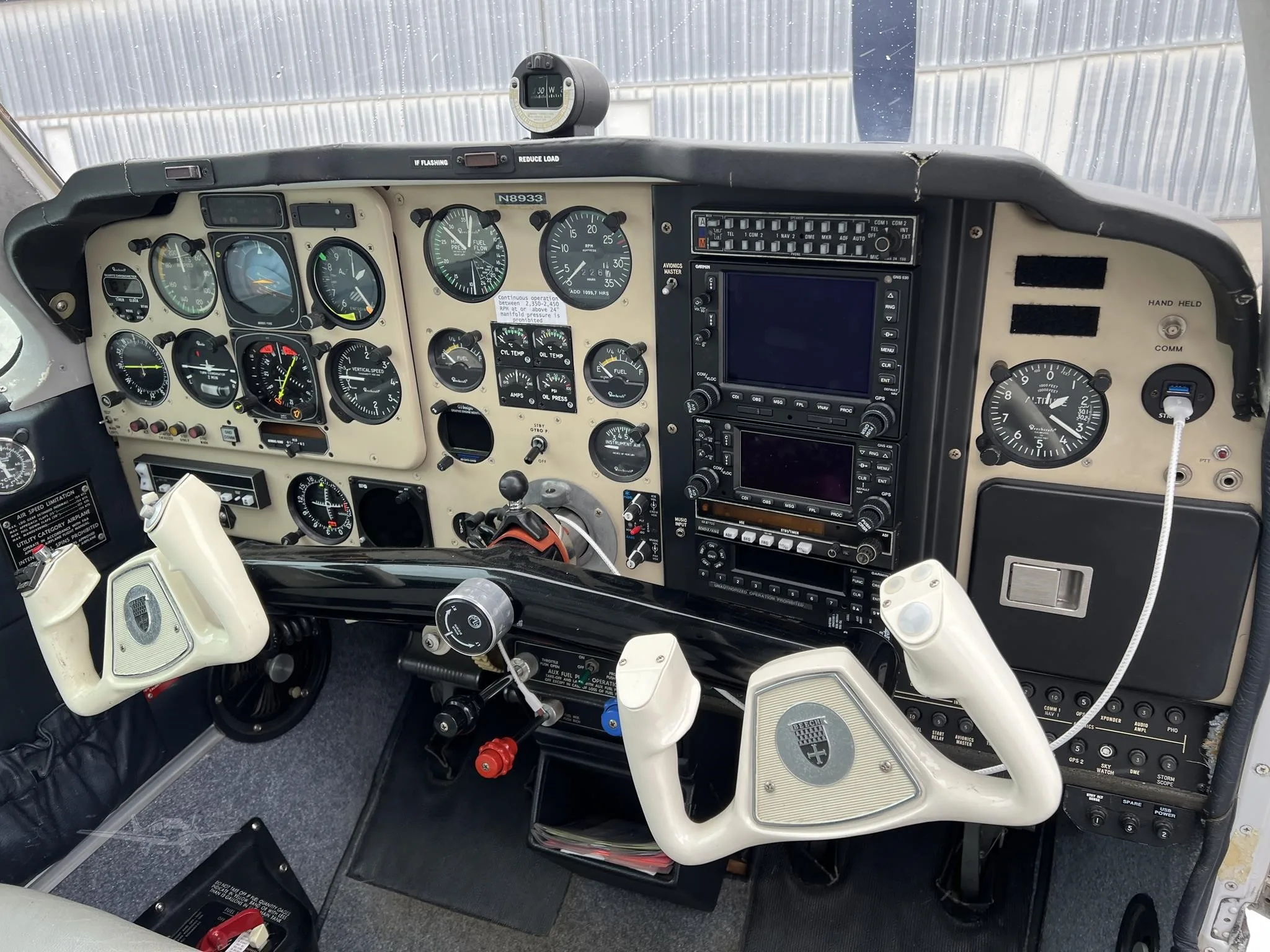Cockpit and instrument panel of a 1989 BEECHCRAFT F33A BONANZA.