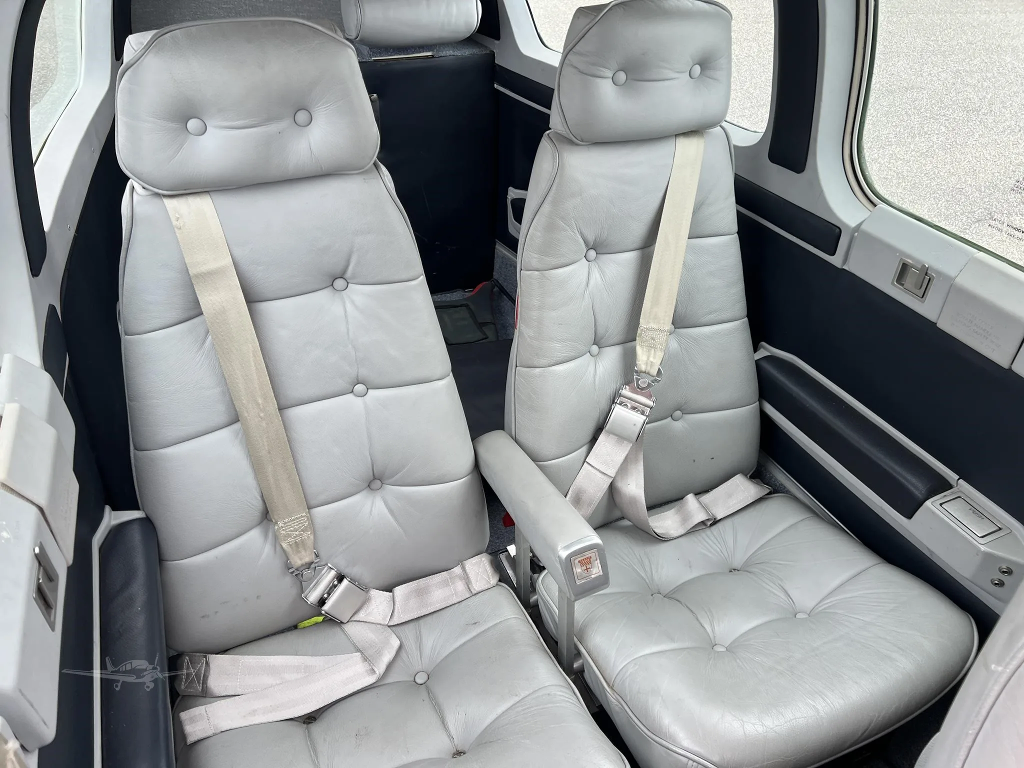Cabin interior of a 1989 BEECHCRAFT F33A BONANZA.