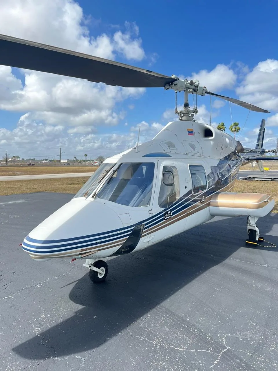 Exterior view of a 1985 BELL 222B.