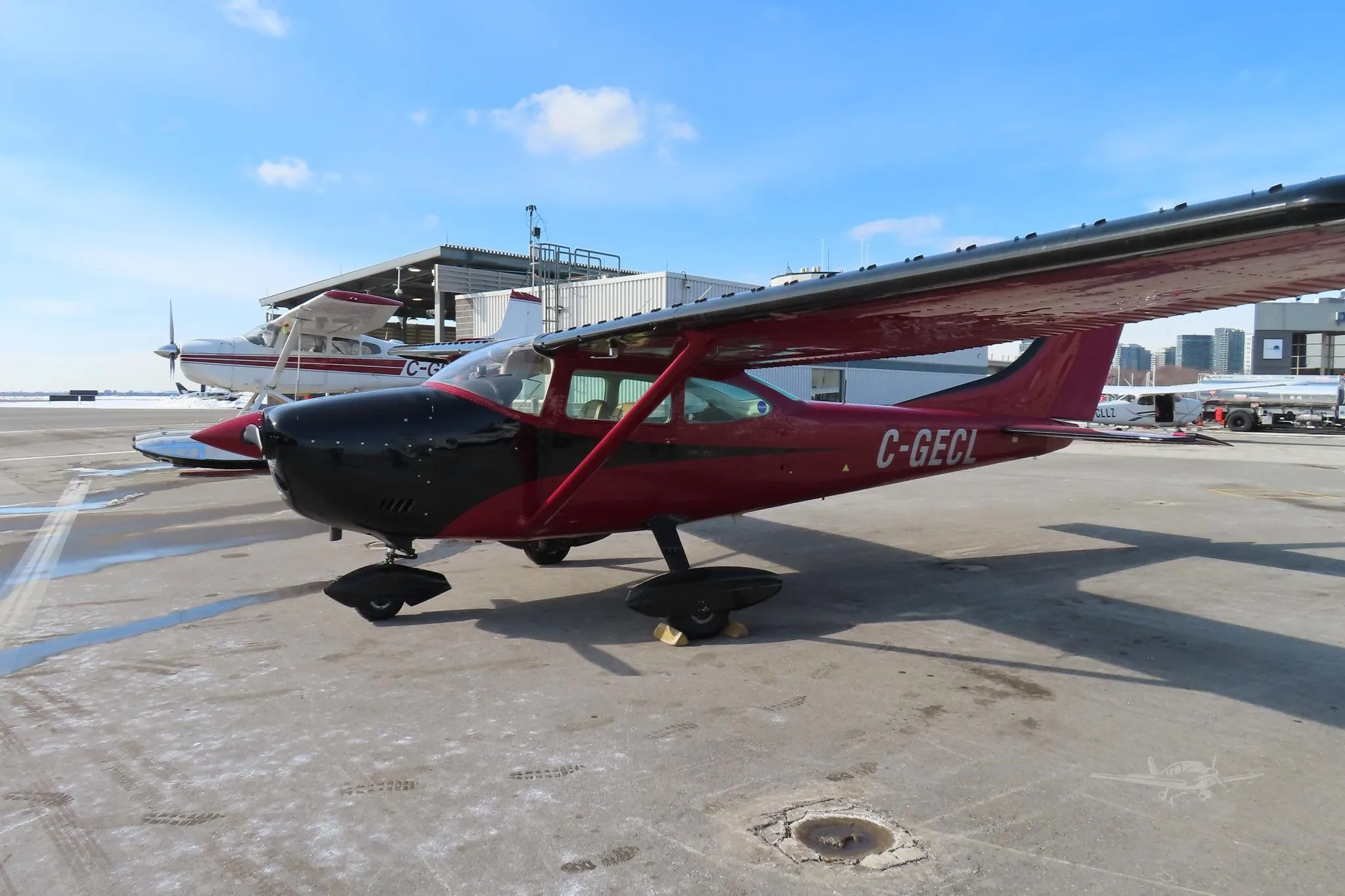 Exterior view of a 1972 CESSNA 182P SKYLANE.