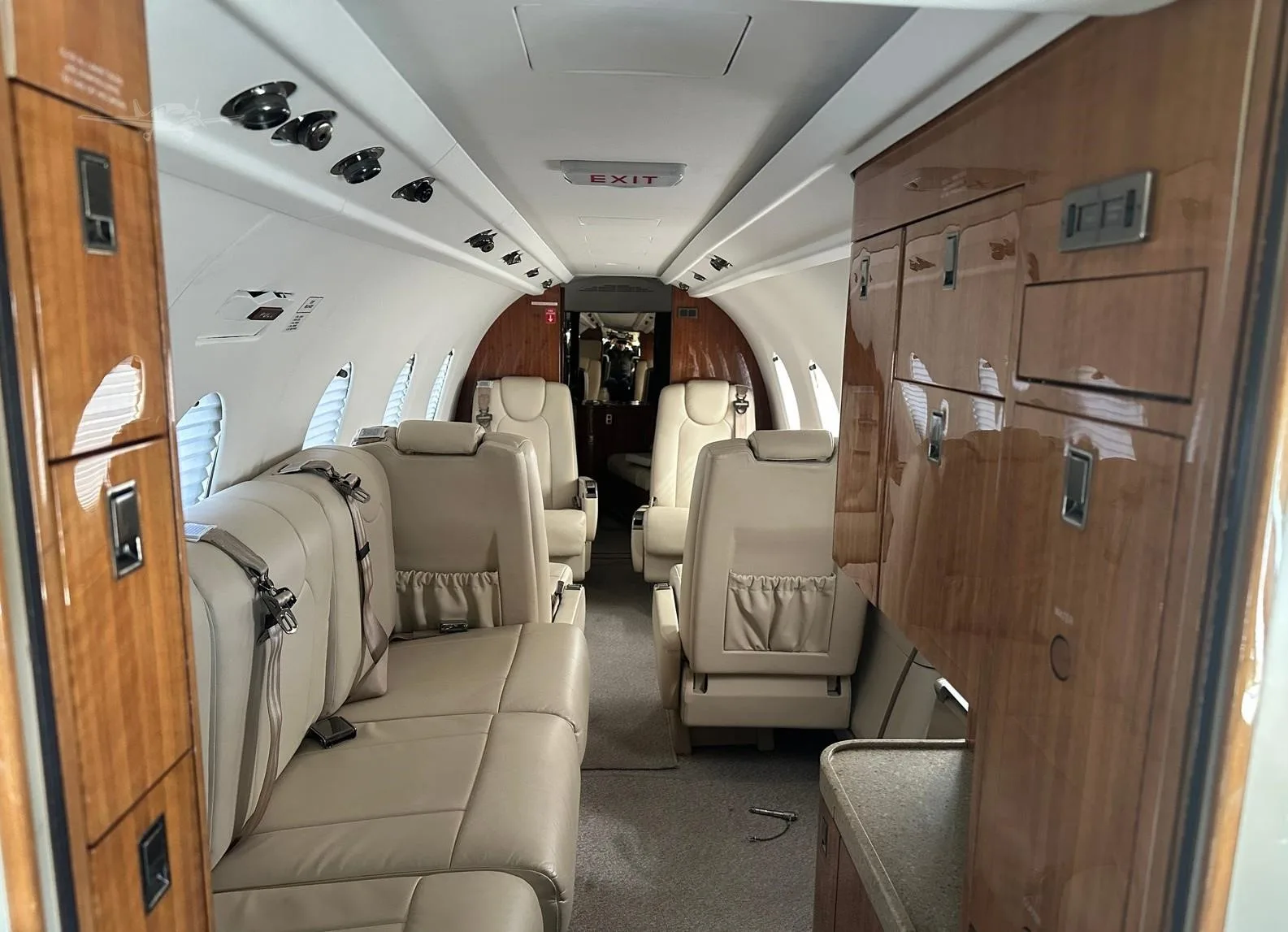 Cabin interior of a 2014 NEXTANT 400XTI.