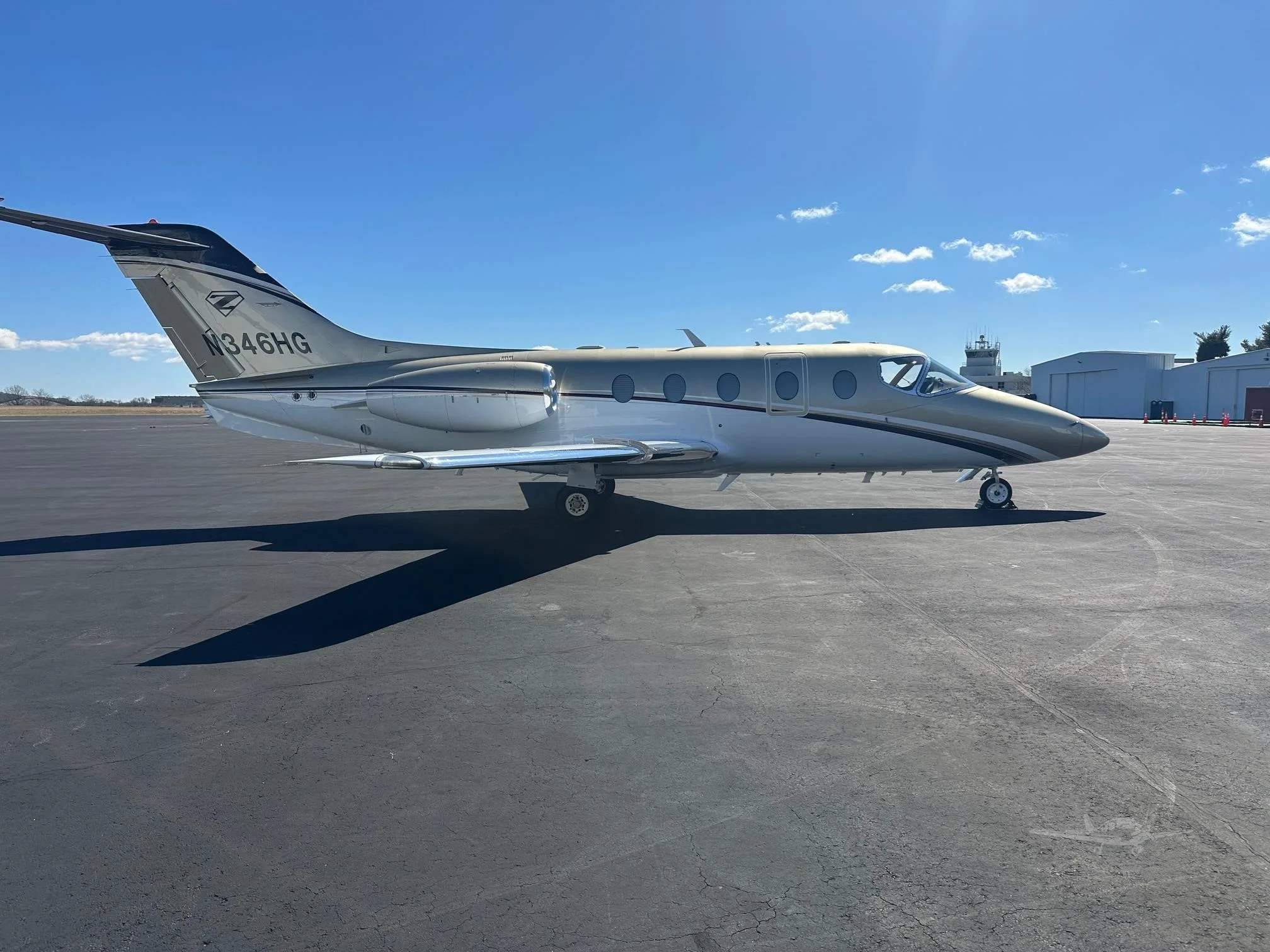 Exterior view of a 2014 NEXTANT 400XTI, N346HG.