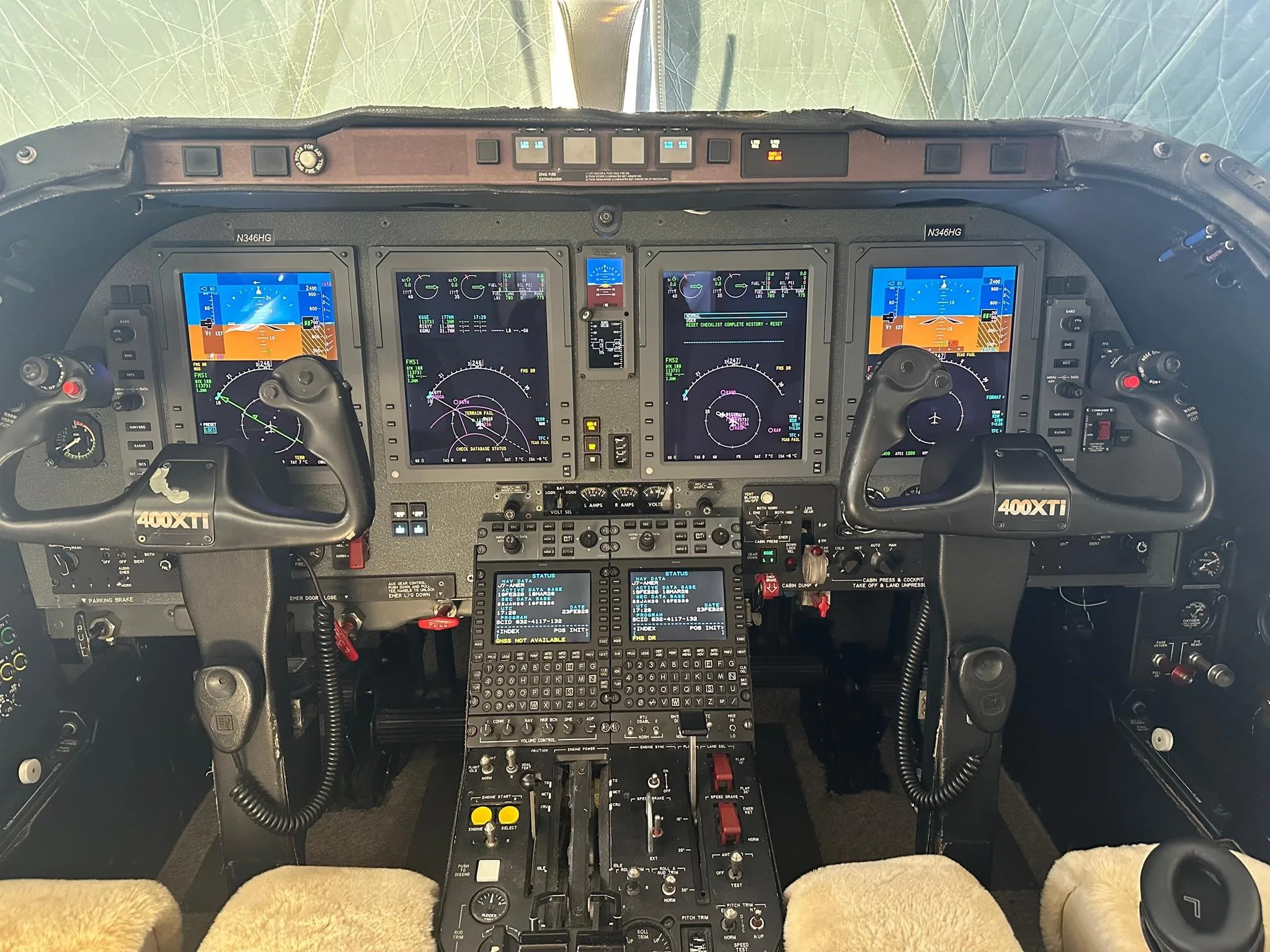 Cockpit and instrument panel of a 2014 NEXTANT 400XTI.