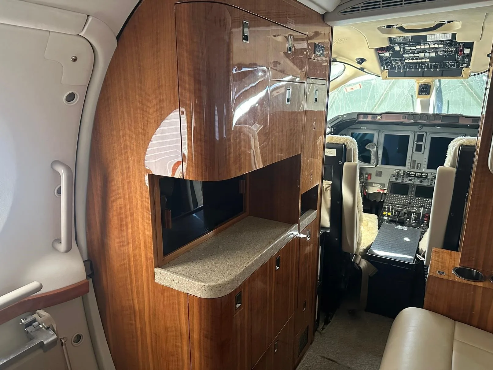 Cabin interior of a 2014 NEXTANT 400XTI.