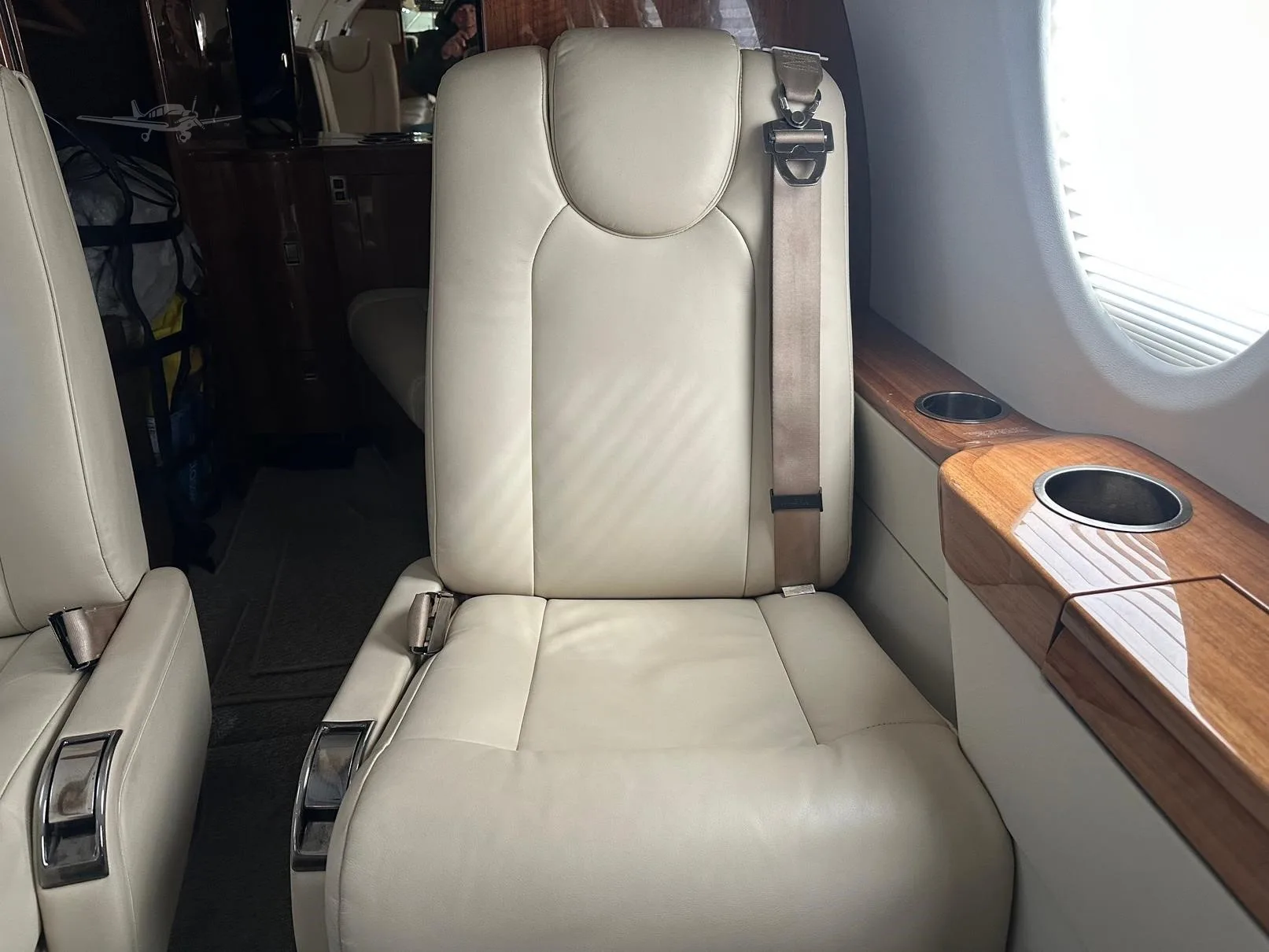 Cabin interior of a 2014 NEXTANT 400XTI.