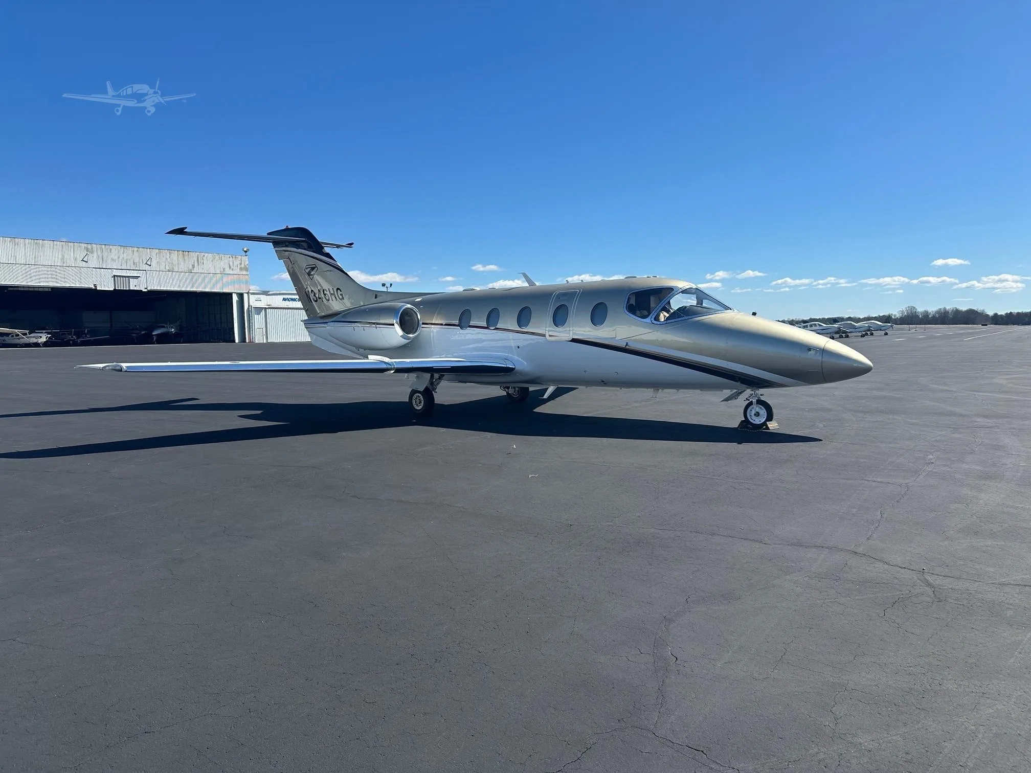 Exterior view of a 2014 NEXTANT 400XTI, N346HG.