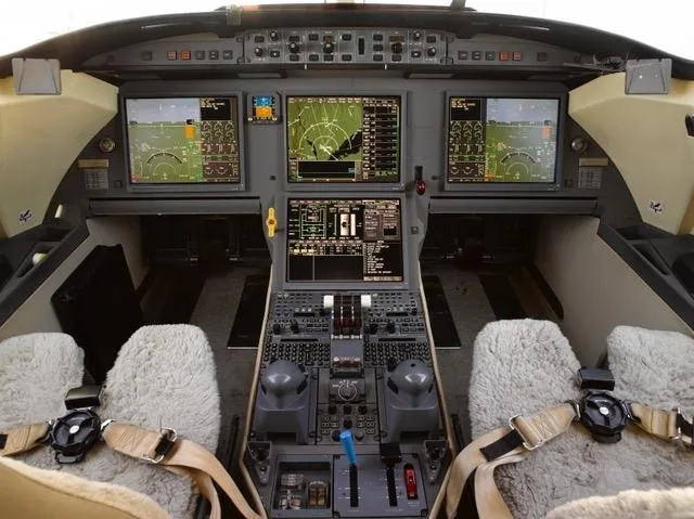 Cockpit and instrument panel of a 2007 DASSAULT FALCON 7X.