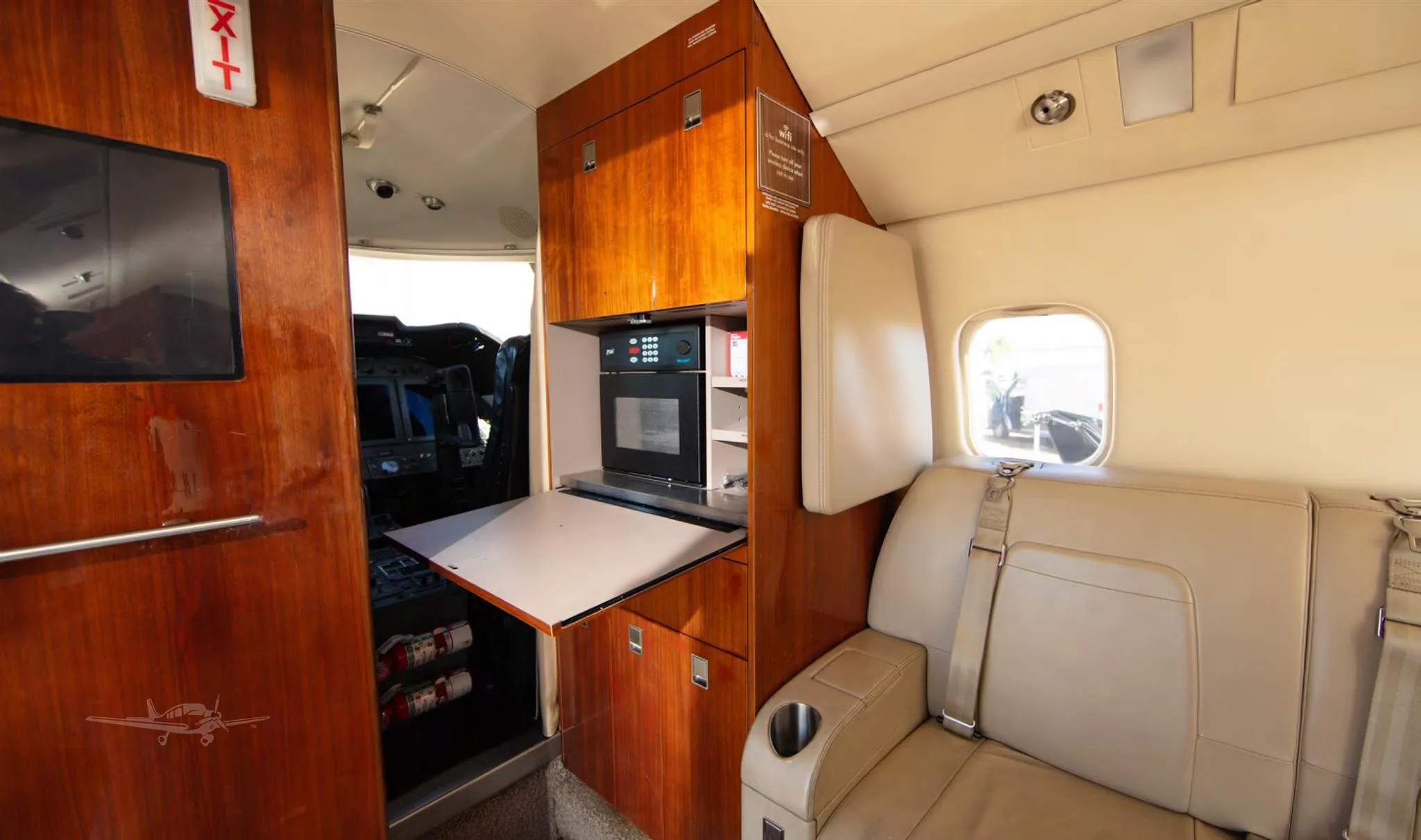 Cabin interior of a 2013 LEARJET 60XR.