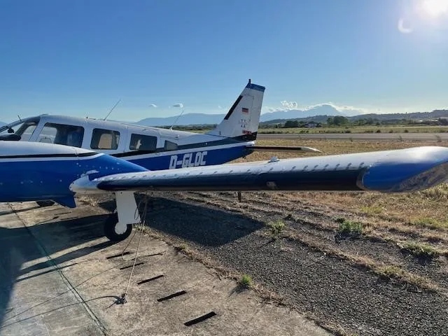 Exterior view of a 1978 PIPER SENECA II, D-GLOC.